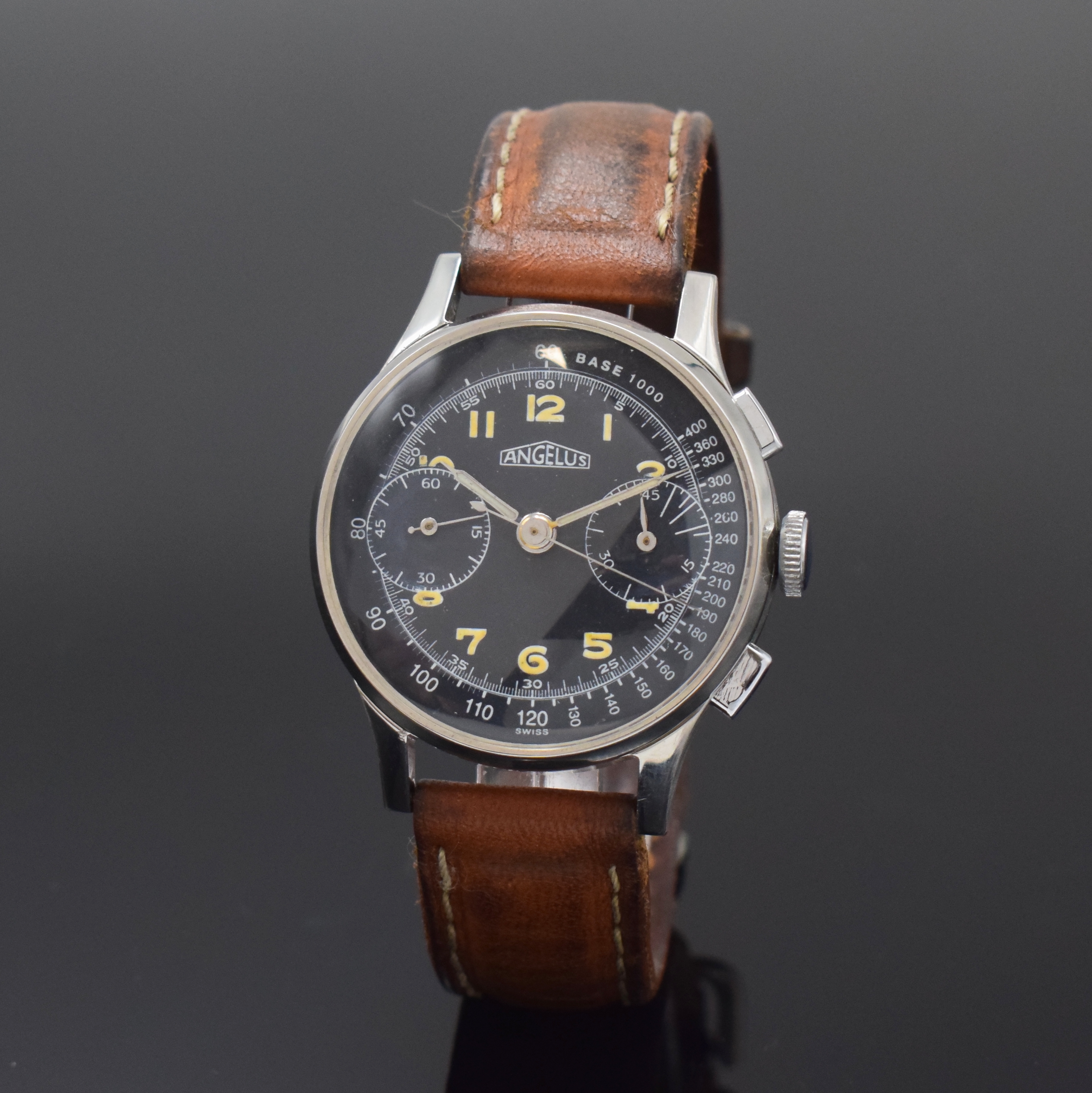 ANGELUS Herrenarmbanduhr in Stahl, Schweiz um 1945, Handaufzug, unsign. Geh., Boden aufgedr., schwarzes Zifferbl. rest., arab. Leuchtzahlen, ...