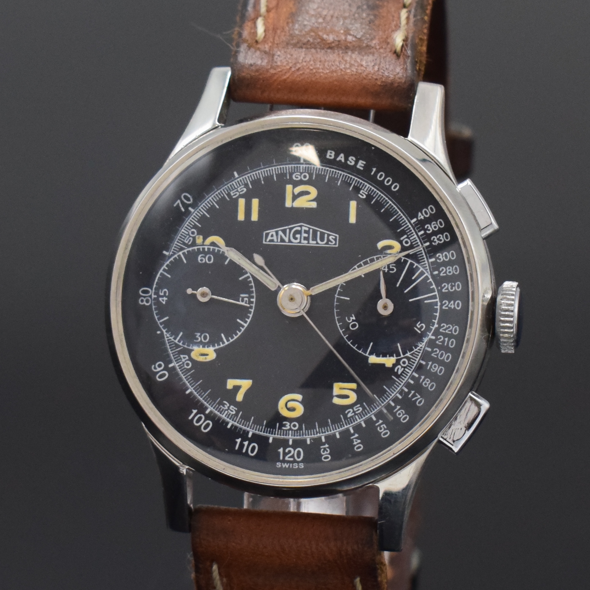 Detail a: ANGELUS Herrenarmbanduhr in Stahl, Schweiz um 1945, Handaufzug, unsign. Geh., Boden aufgedr., schwarzes Zifferbl. rest., arab. Leuchtzahlen, ...