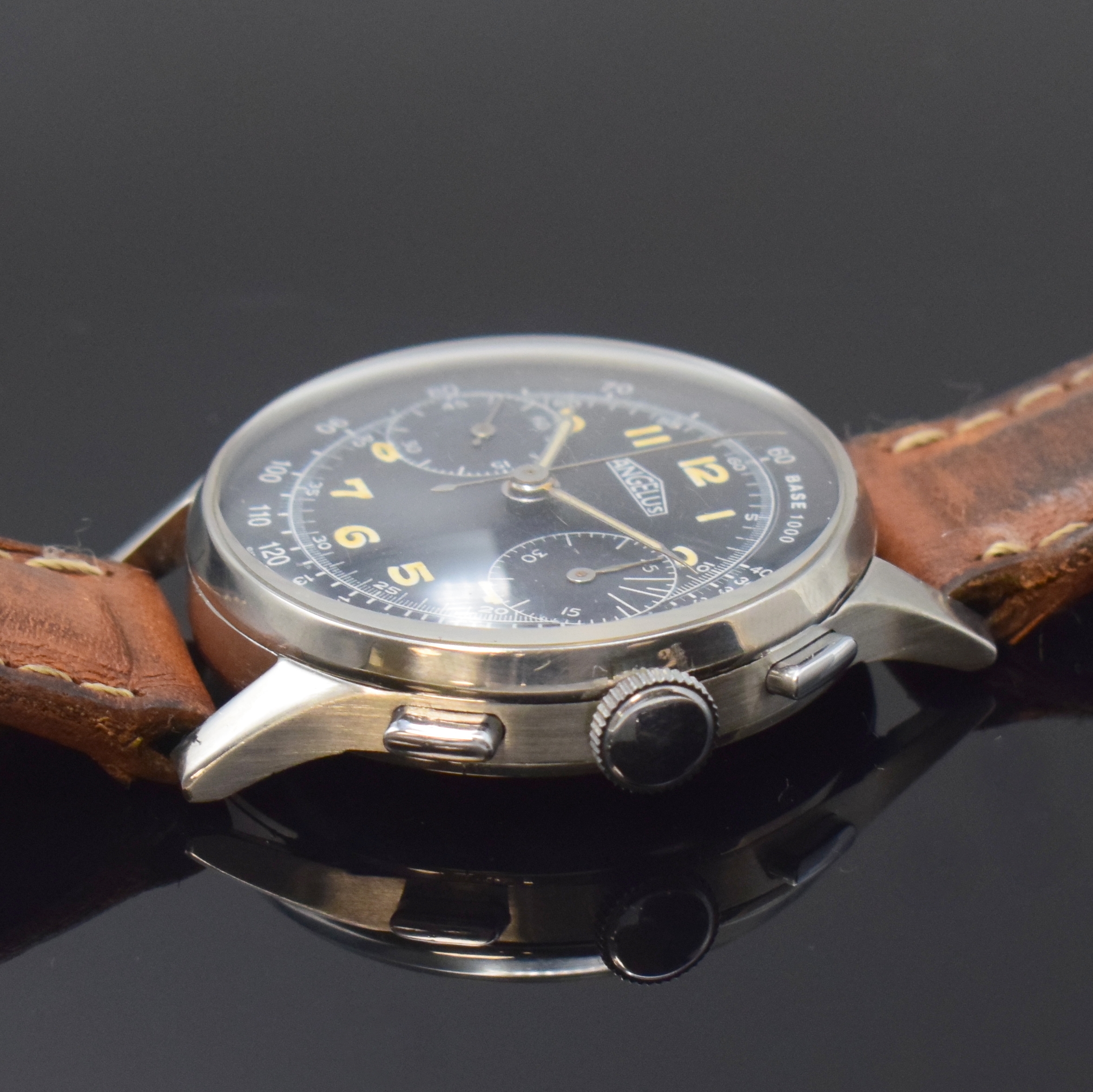 Detail b: ANGELUS Herrenarmbanduhr in Stahl, Schweiz um 1945, Handaufzug, unsign. Geh., Boden aufgedr., schwarzes Zifferbl. rest., arab. Leuchtzahlen, ...