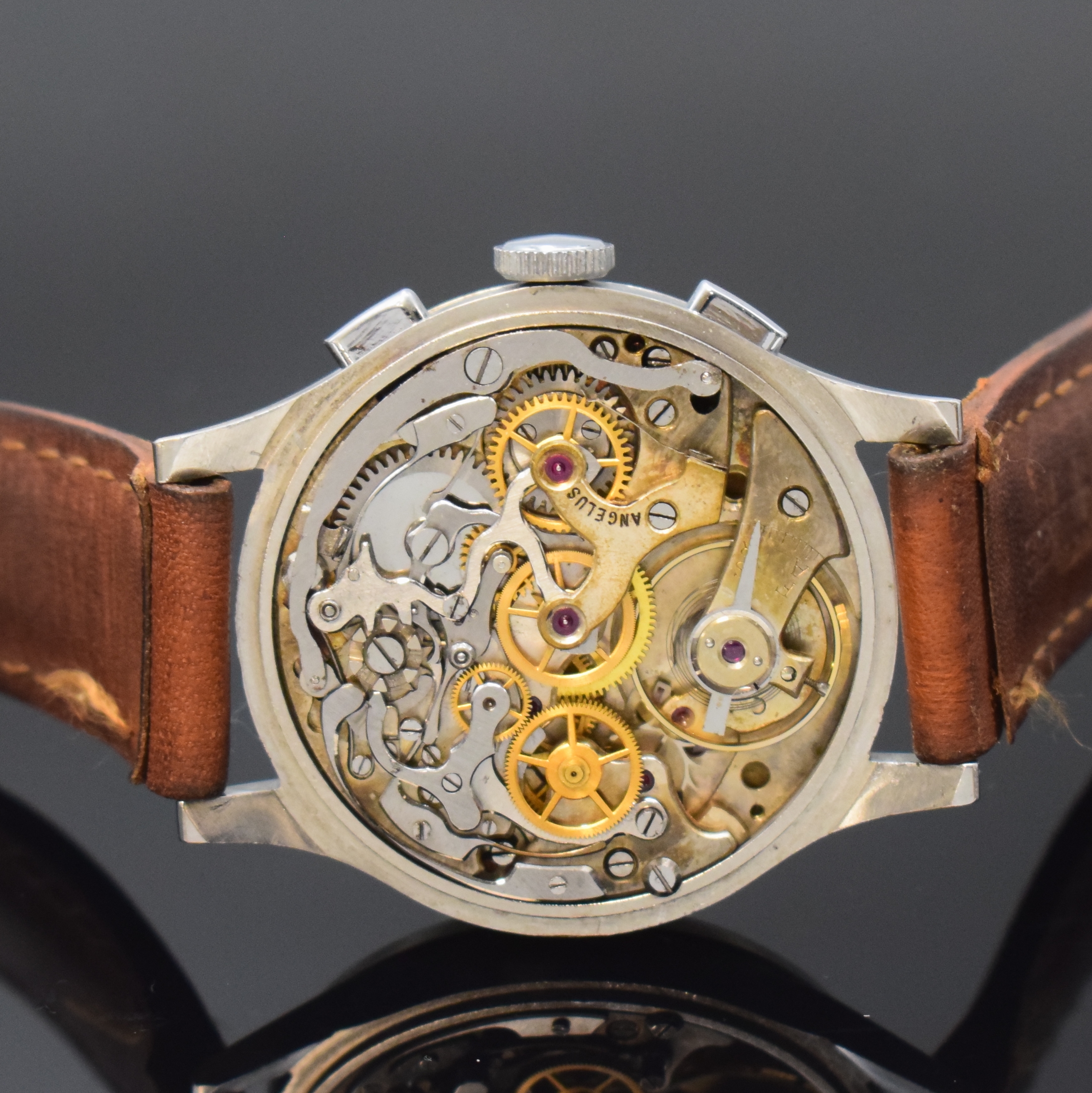 Detail d: ANGELUS Herrenarmbanduhr in Stahl, Schweiz um 1945, Handaufzug, unsign. Geh., Boden aufgedr., schwarzes Zifferbl. rest., arab. Leuchtzahlen, ...