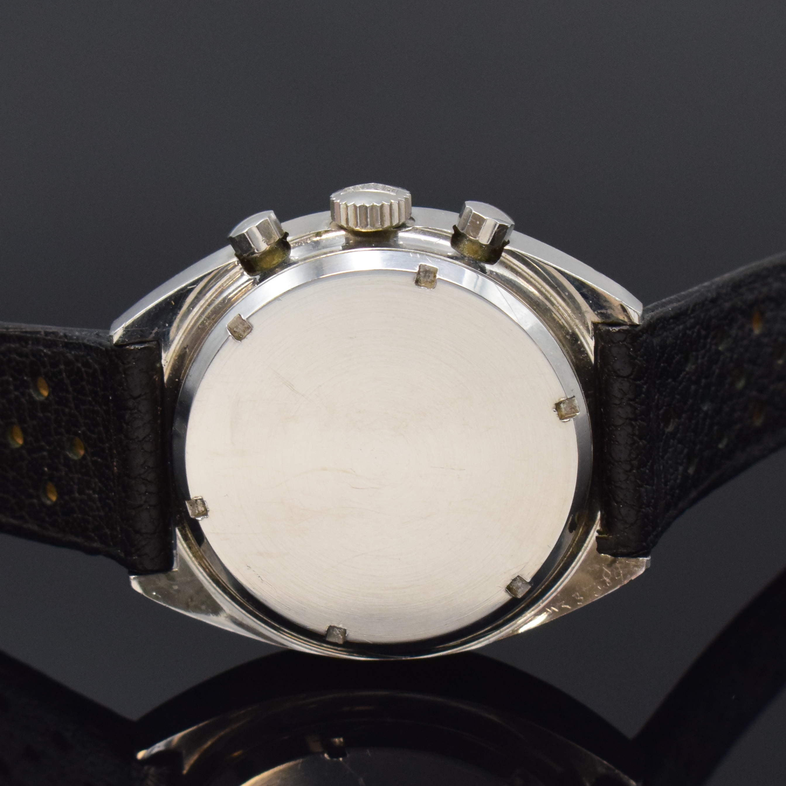 Detail d: HEUER Carrera Referenz 73653 seltener und unpolierter Armbandchronograph in Stahl, Schweiz um 1970, Handaufzug, verschr. Geh., orig. Drücker u. ...