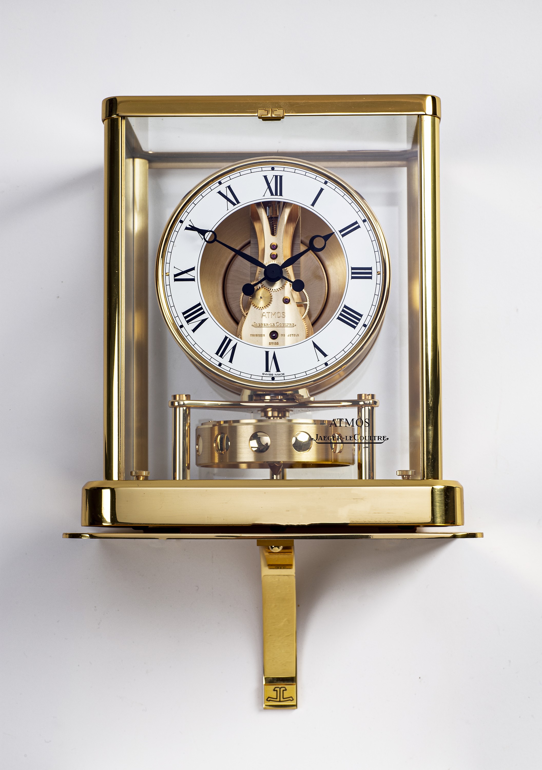 Jaeger-LeCoultre Atmos mit original Konsole, Schweiz um 2000, verg., 5-seitig verglastes Geh., über sign. Frontscheibe zu öffnen, weisser ...