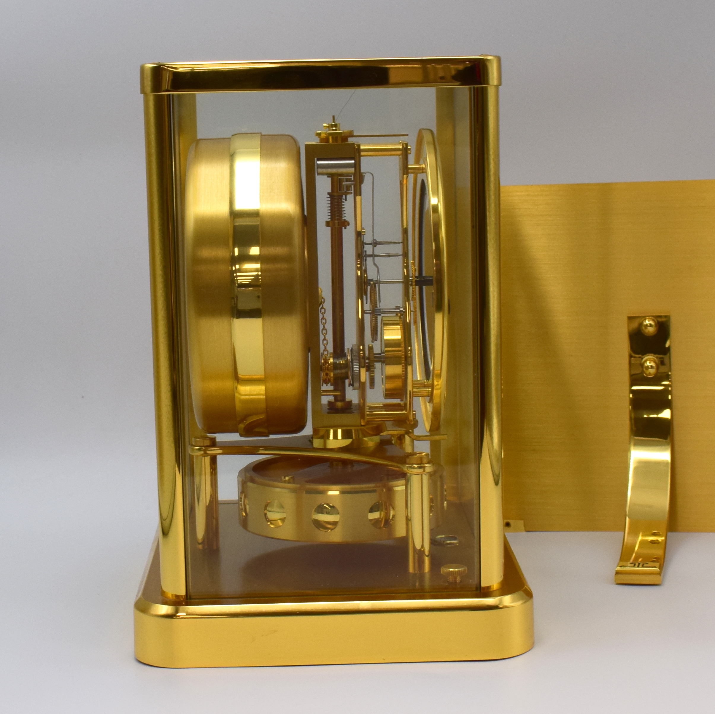 Detail a: Jaeger-LeCoultre Atmos mit original Konsole, Schweiz um 2000, verg., 5-seitig verglastes Geh., über sign. Frontscheibe zu öffnen, weisser ...