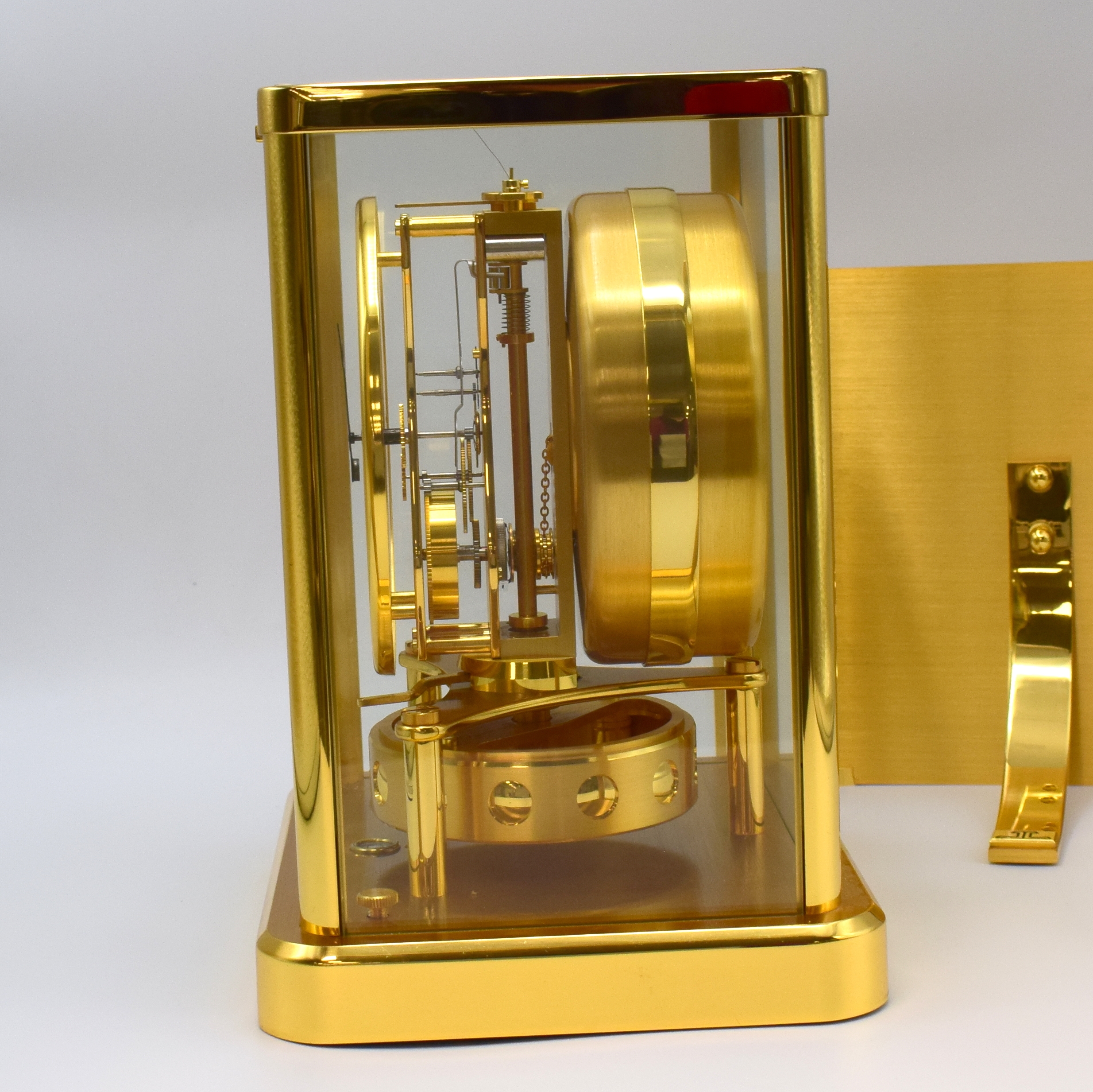 Detail c: Jaeger-LeCoultre Atmos mit original Konsole, Schweiz um 2000, verg., 5-seitig verglastes Geh., über sign. Frontscheibe zu öffnen, weisser ...