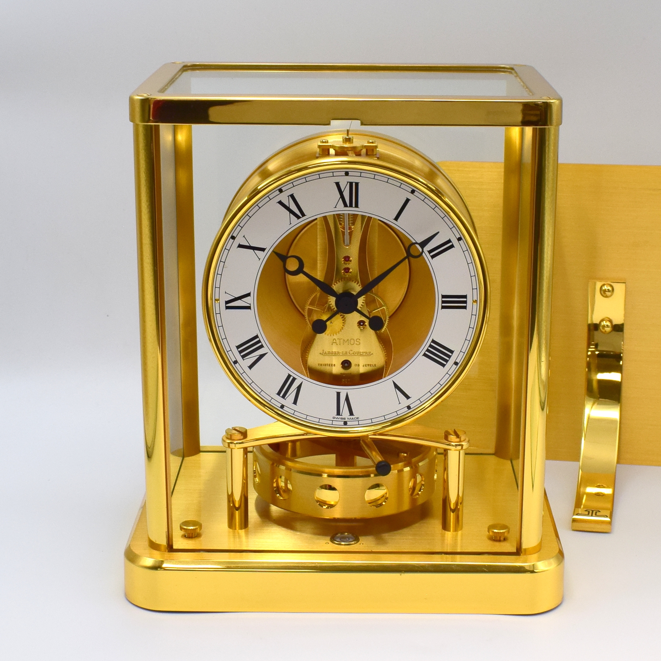 Detail d: Jaeger-LeCoultre Atmos mit original Konsole, Schweiz um 2000, verg., 5-seitig verglastes Geh., über sign. Frontscheibe zu öffnen, weisser ...