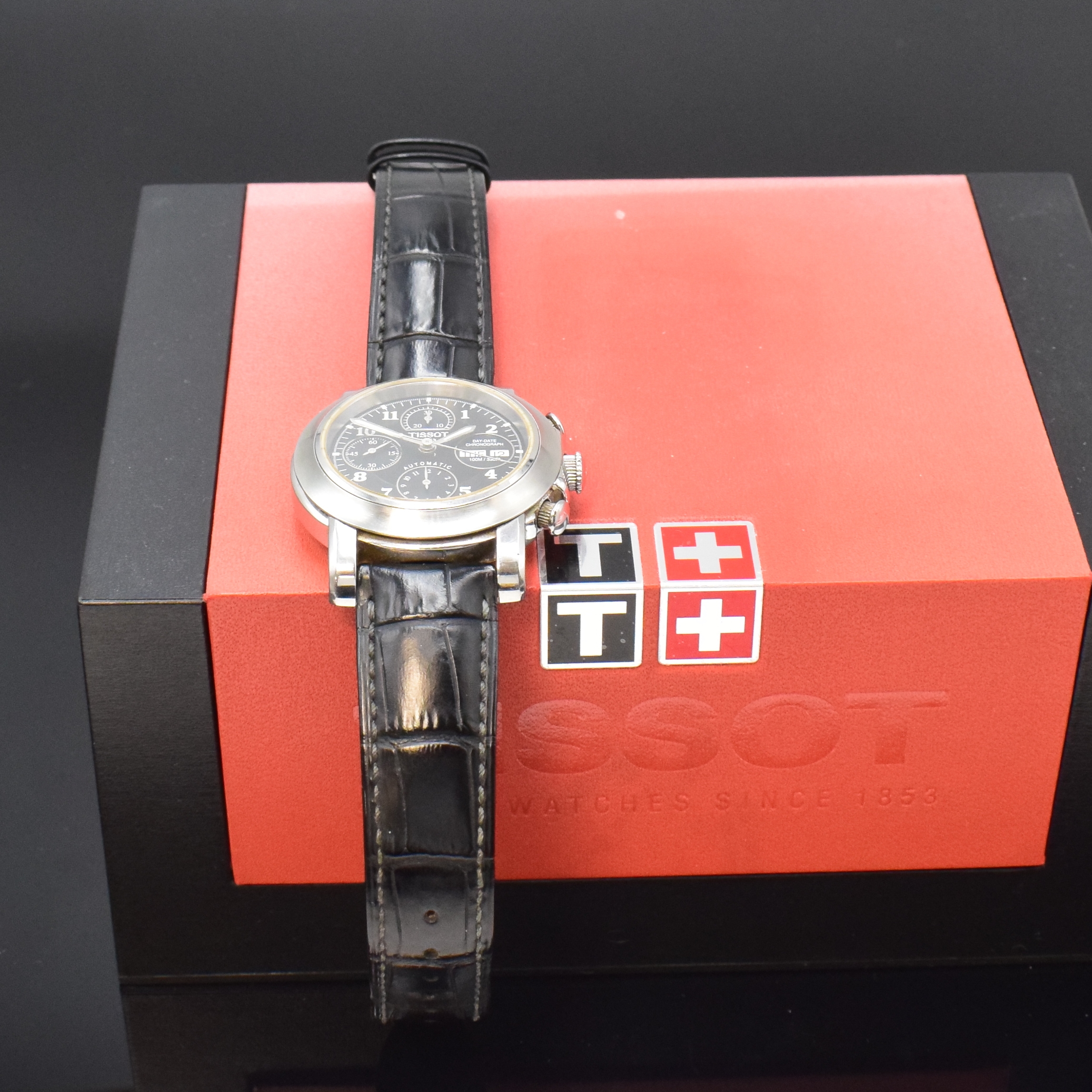 Detail e: TISSOT Armbandchronograph in Stahl, Schweiz um 2000, Automatik, beids. vergl. Geh., Boden aufgedr., schwarz. Zifferbl. m. strukturiertem Zentrum, ...