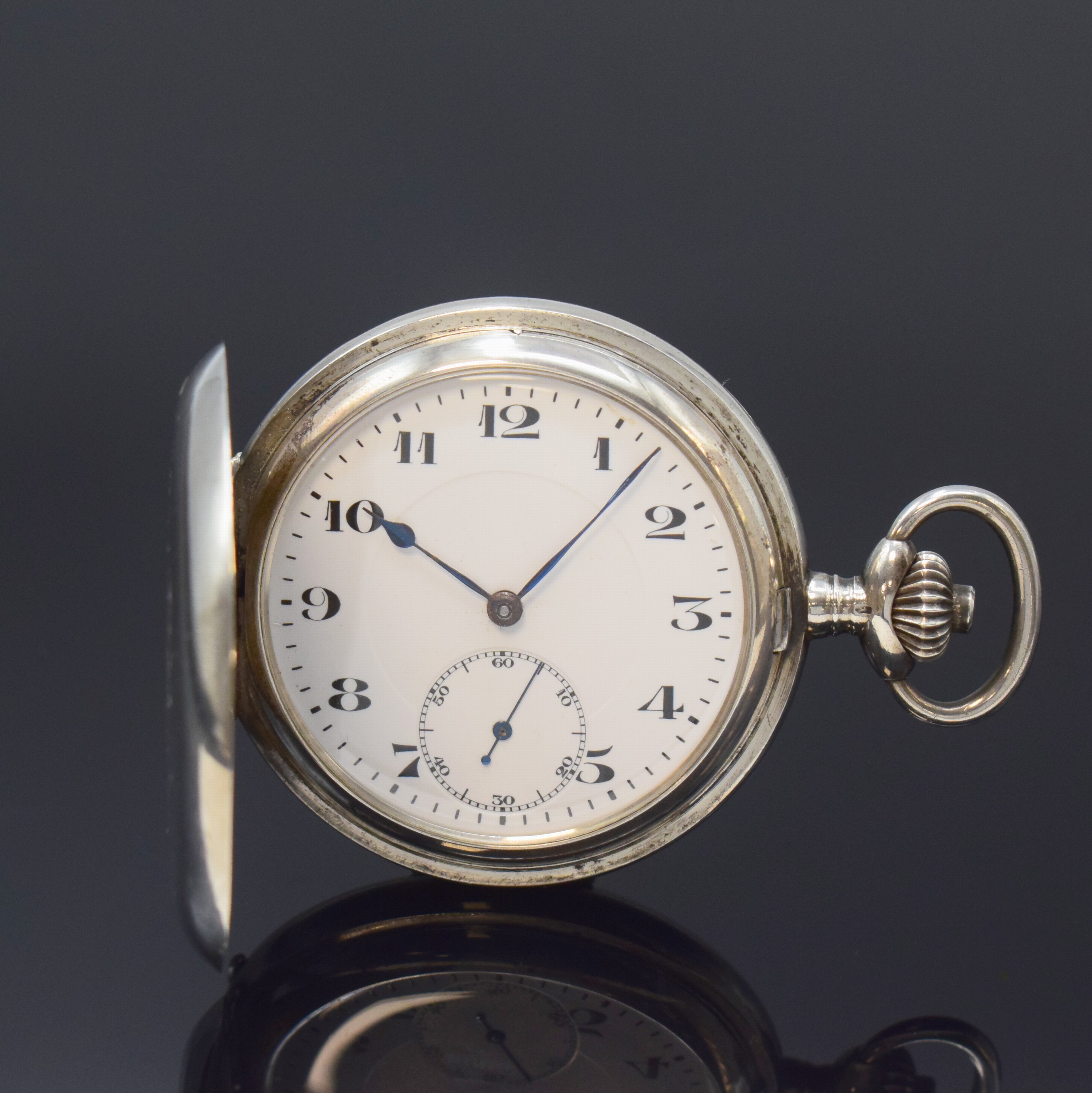 Herrensavonette mit Minutenrepetition in Silber, Schweiz um 1920, glattes Geh. dell. m. Monogramm-Grav. auf dem Sprungdeckel, Emailzifferbl., arab. ...