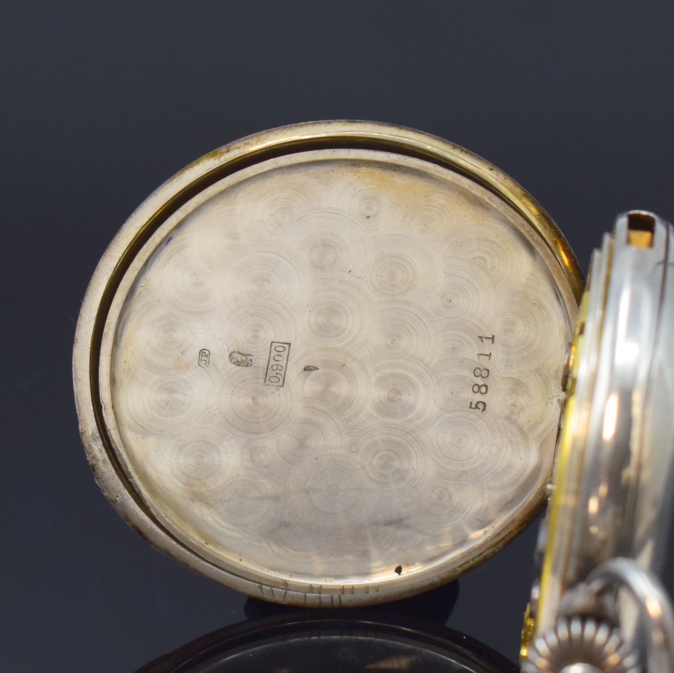 Detail e: Herrensavonette mit Minutenrepetition in Silber, Schweiz um 1920, glattes Geh. dell. m. Monogramm-Grav. auf dem Sprungdeckel, Emailzifferbl., arab. ...