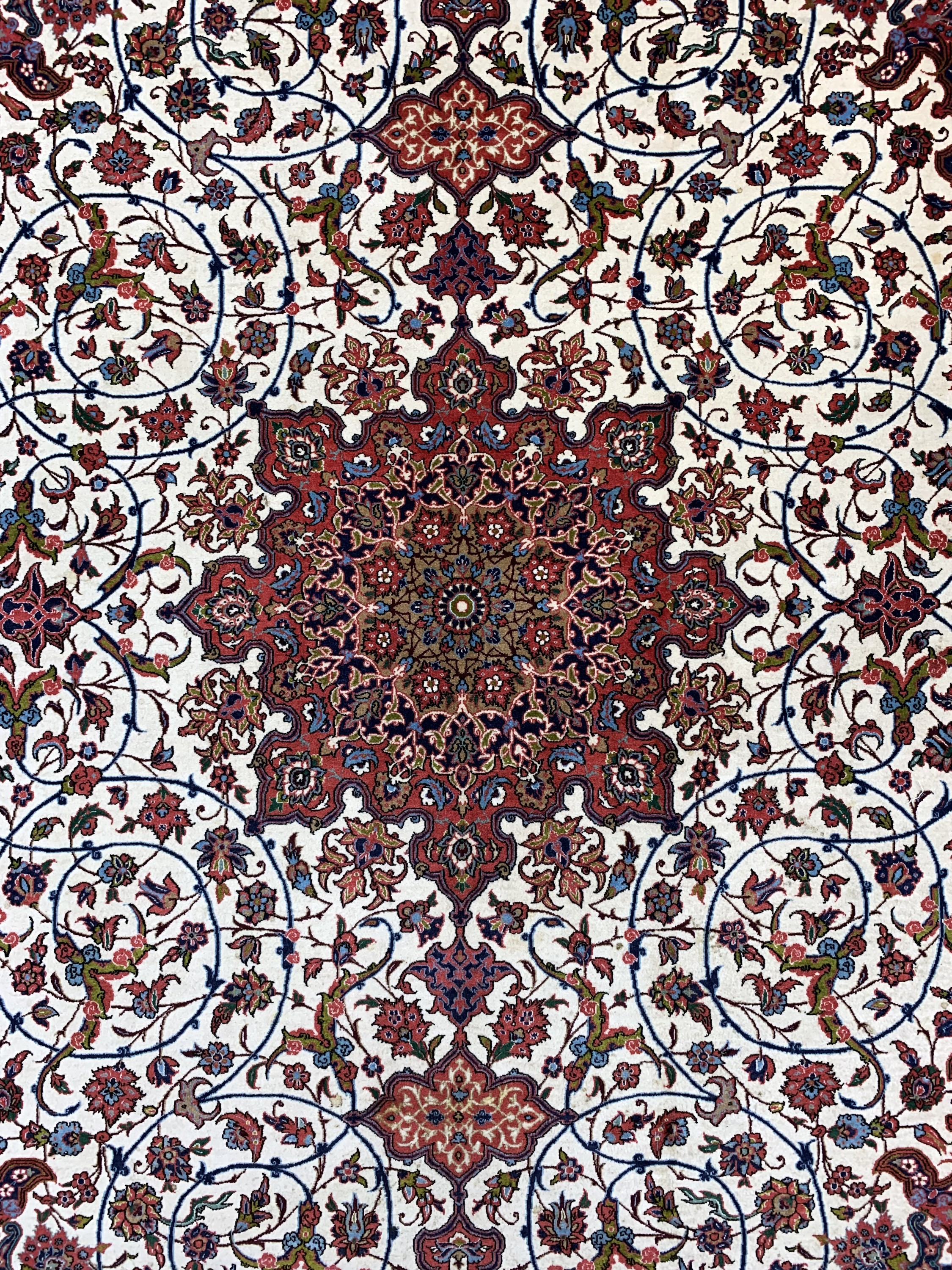 Detail d: Esfahan fein"Seyrafian", signiert, Persien,Mitte 20.Jhd, Korkwolle auf Seide, ca. 315 x 204 cm, Reinigungsbedürftig, EHZ: 2
