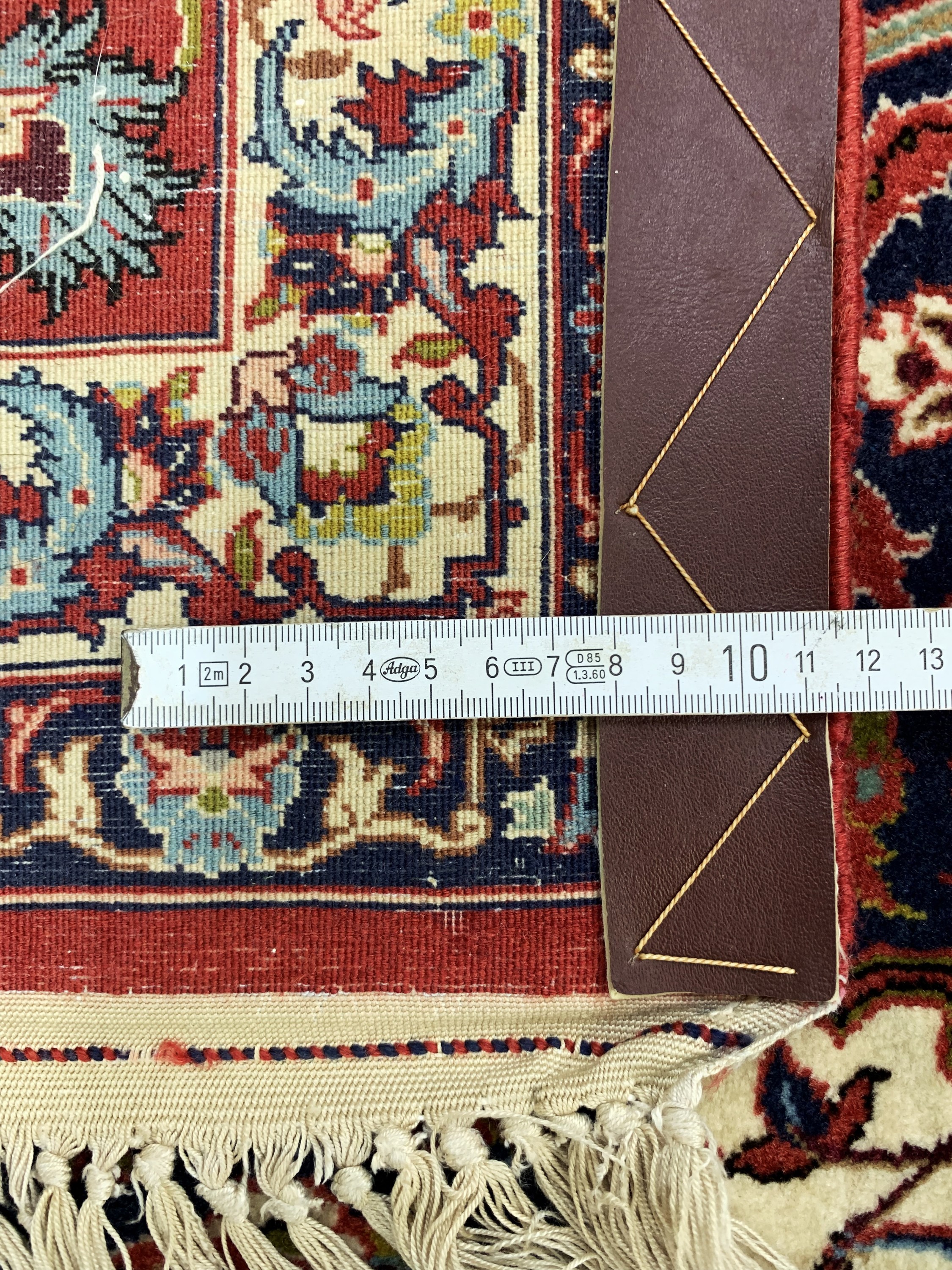 Detail j: Esfahan fein"Seyrafian", signiert, Persien,Mitte 20.Jhd, Korkwolle auf Seide, ca. 315 x 204 cm, Reinigungsbedürftig, EHZ: 2