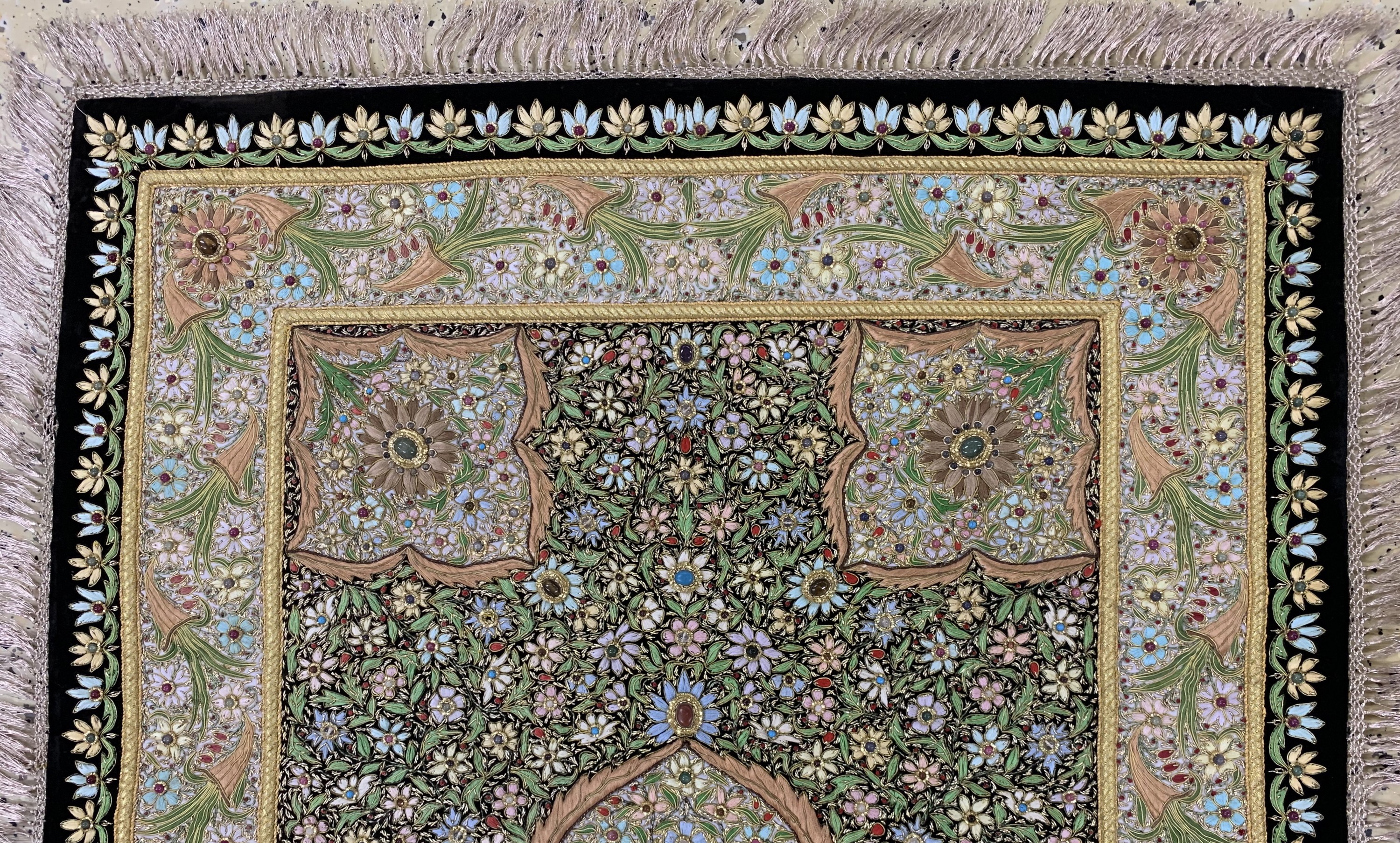 Detail a: Seiden-Metall Stickerei, Indien, Mitte 20.Jhd, mit Steinbesatz auf Samt, ca. 122 x 78 cm, EHZ: 1-2