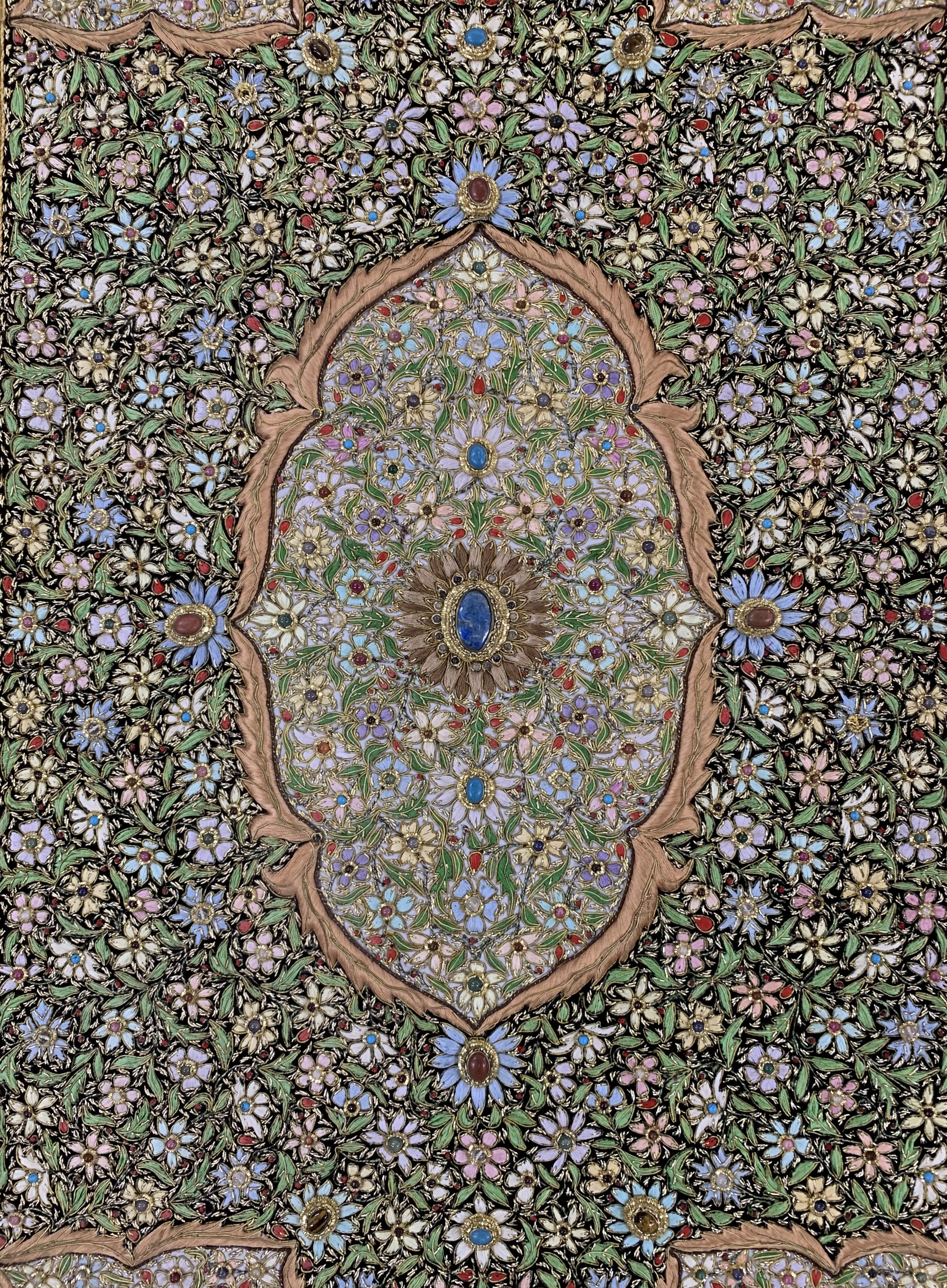 Detail b: Seiden-Metall Stickerei, Indien, Mitte 20.Jhd, mit Steinbesatz auf Samt, ca. 122 x 78 cm, EHZ: 1-2