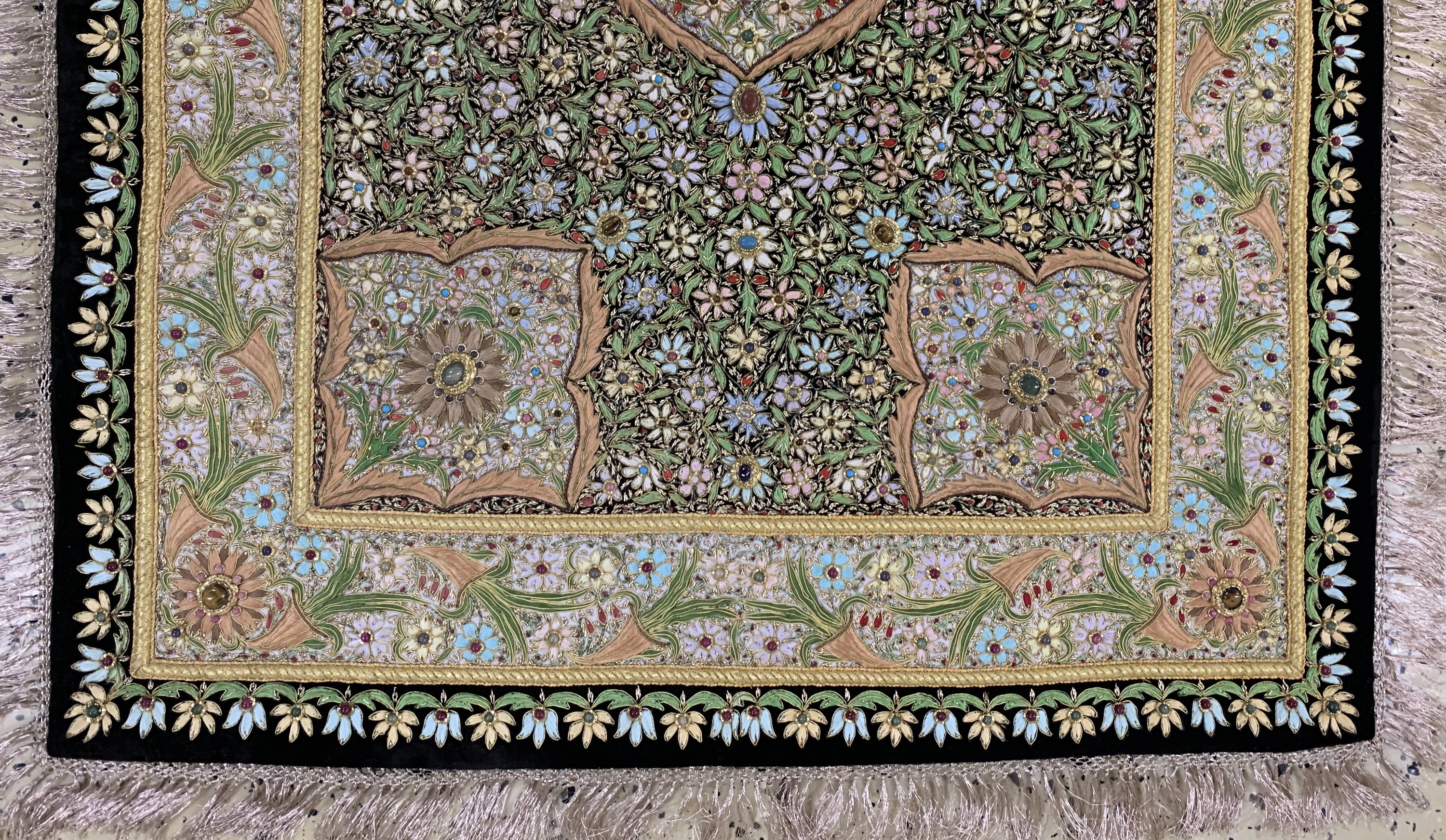 Detail c: Seiden-Metall Stickerei, Indien, Mitte 20.Jhd, mit Steinbesatz auf Samt, ca. 122 x 78 cm, EHZ: 1-2