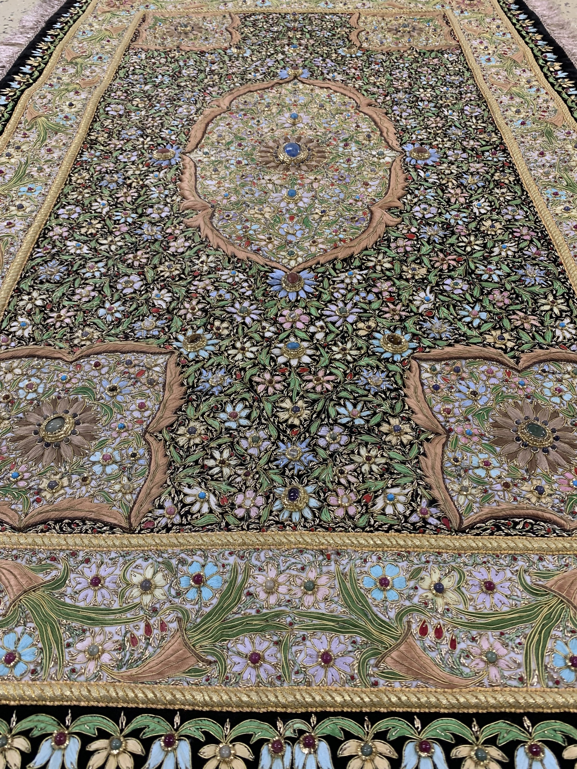 Detail d: Seiden-Metall Stickerei, Indien, Mitte 20.Jhd, mit Steinbesatz auf Samt, ca. 122 x 78 cm, EHZ: 1-2