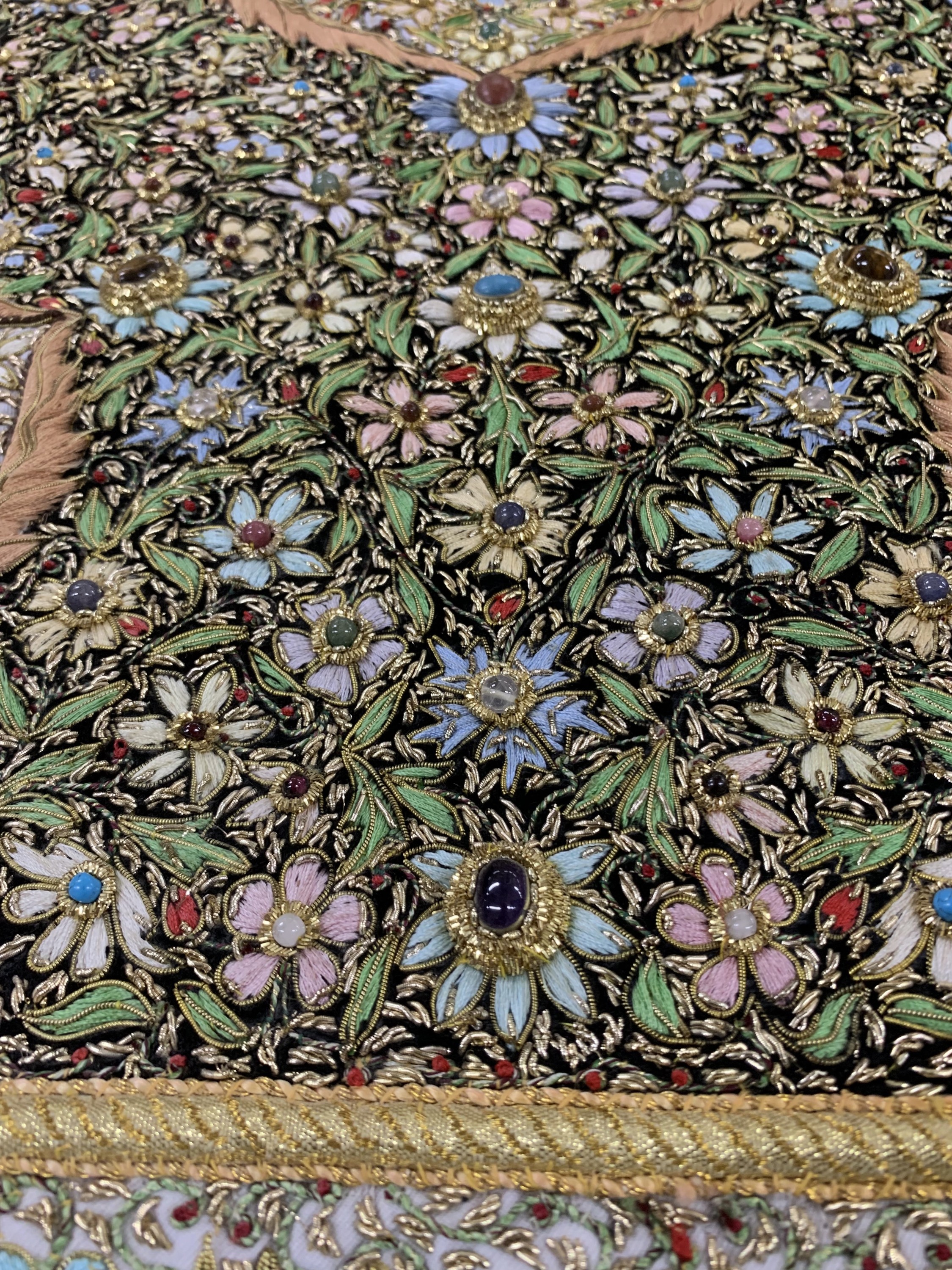 Detail e: Seiden-Metall Stickerei, Indien, Mitte 20.Jhd, mit Steinbesatz auf Samt, ca. 122 x 78 cm, EHZ: 1-2