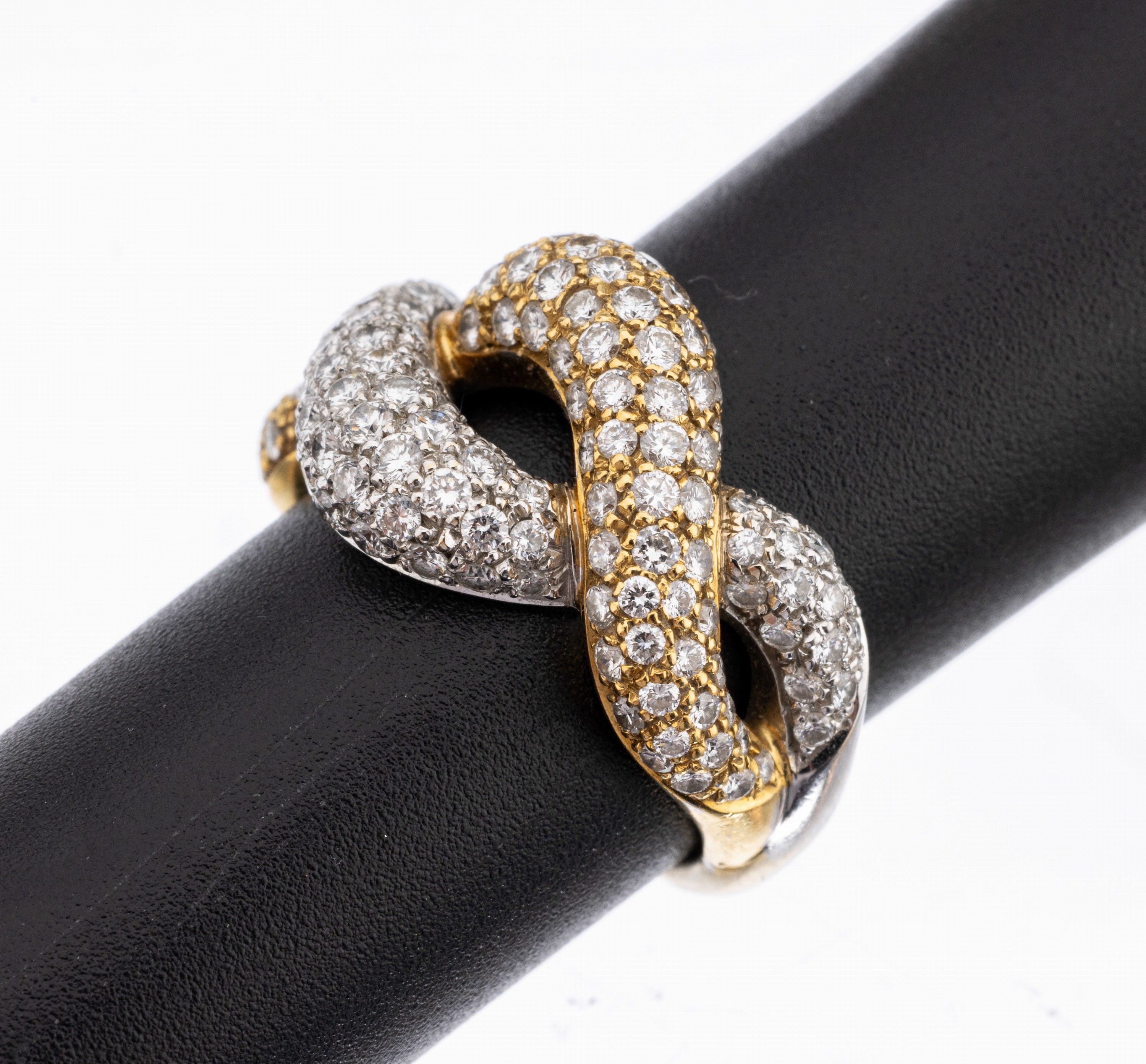 18 kt Gold Brillant Ring, GG/WG 750/000, wellenf. Ringkopf bes. mit ca. 160 Brillanten zus. ca. 3.00 ct feines Weiß-Weiß/vs-si, RW 52, ca. 8.9 g