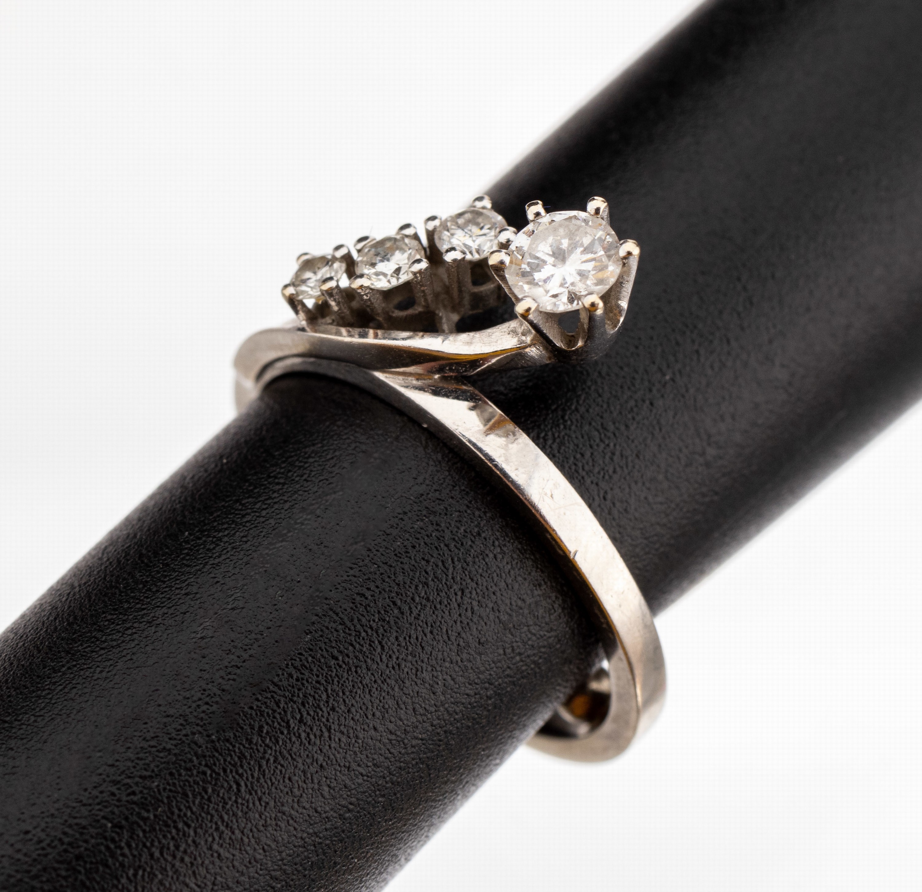 14 kt Gold Brillant Ring, WG 585/000, 4 Brillanten zus. ca. 0.35 ct Weiss/p1, RW 45, Verkleinerungsbeeren, Caratangaben grav.