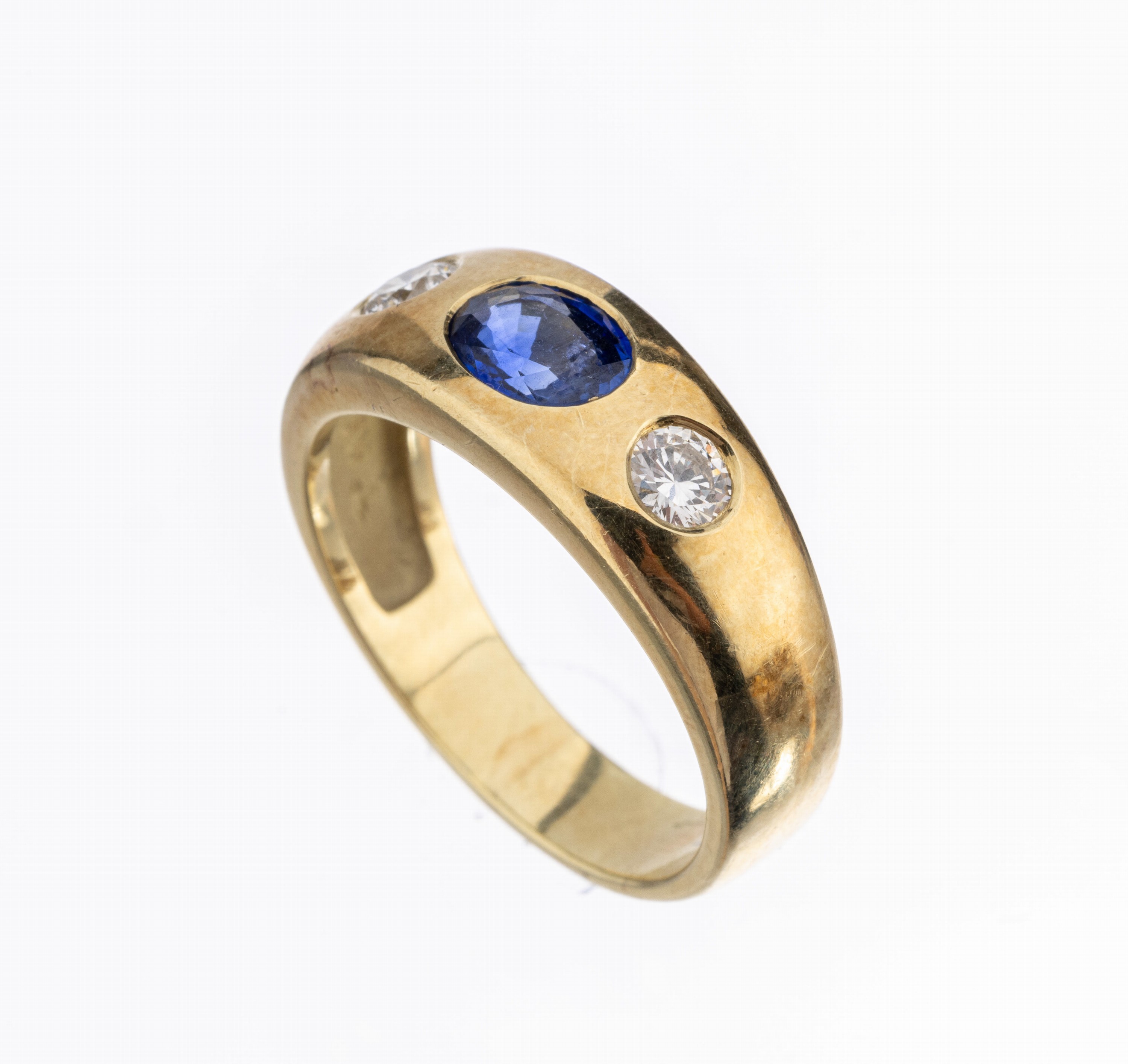 14 kt Gold Saphir-Brillant-Ring, GG 585/000, mittig ovalfacett. Saphir ca. 1.12 ct(vermutlich Burma), seitl. 2 Brillanten zus. ca. 0.42 ct feines ...