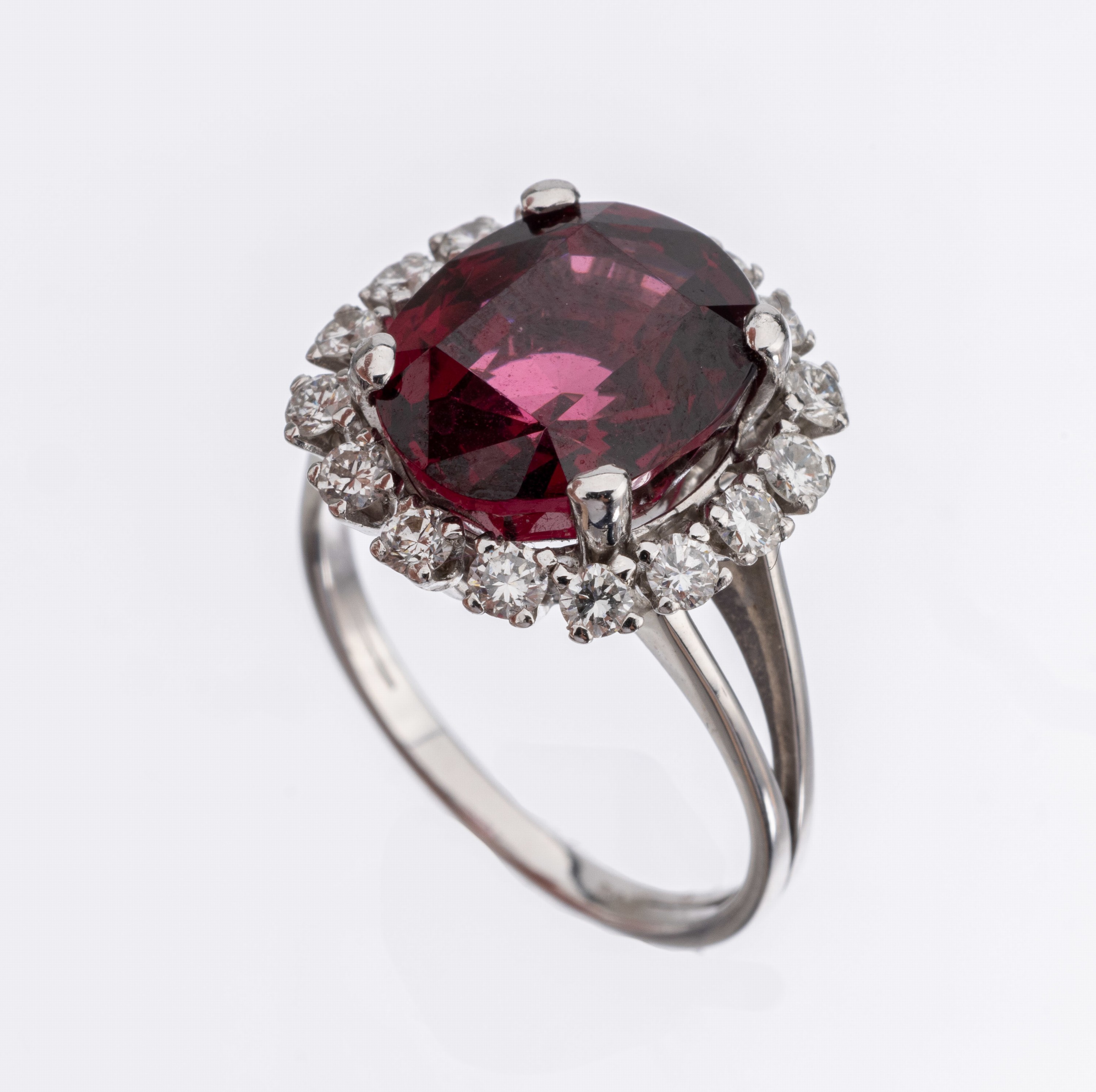 18 kt Gold Rhodolith Brillant Ring, WG 750/000, ovalfacett. Rhodolith ca. 7.00 ct, umgeben von 16 Brillanten zus. ca. 0.65 ct Weiß/si, RW 54, ca. ...