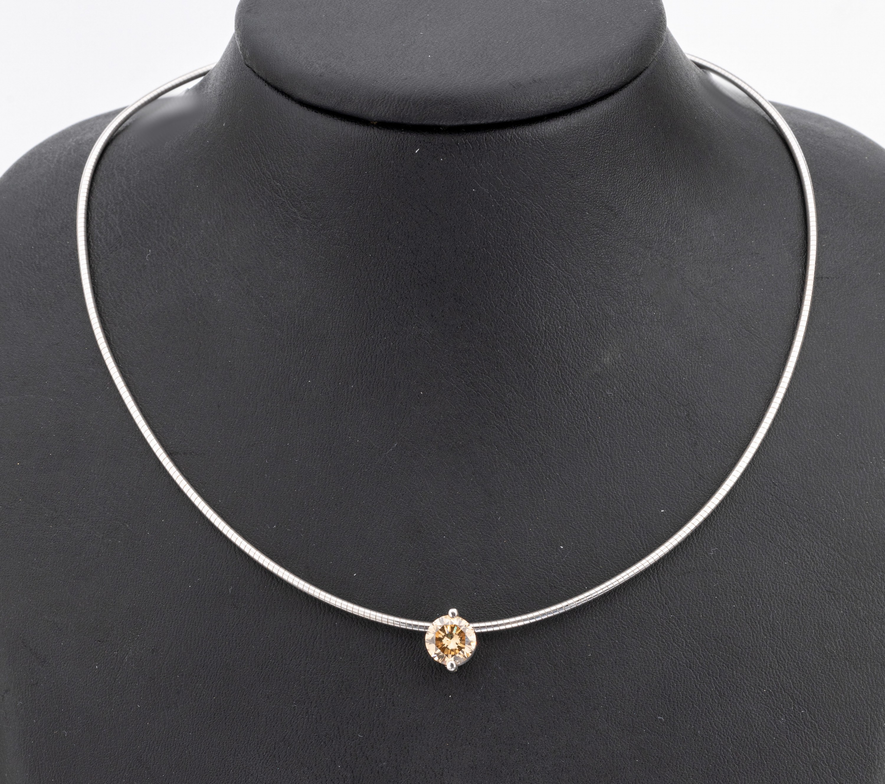 18 kt Gold Brillant-Anhänger, WG 750/000, gepr., Brillant 2.04 ct Natural Fancy Brown, IGI Expertise von 1997 anbei, an WG 585/000 Omegareif, L. ...