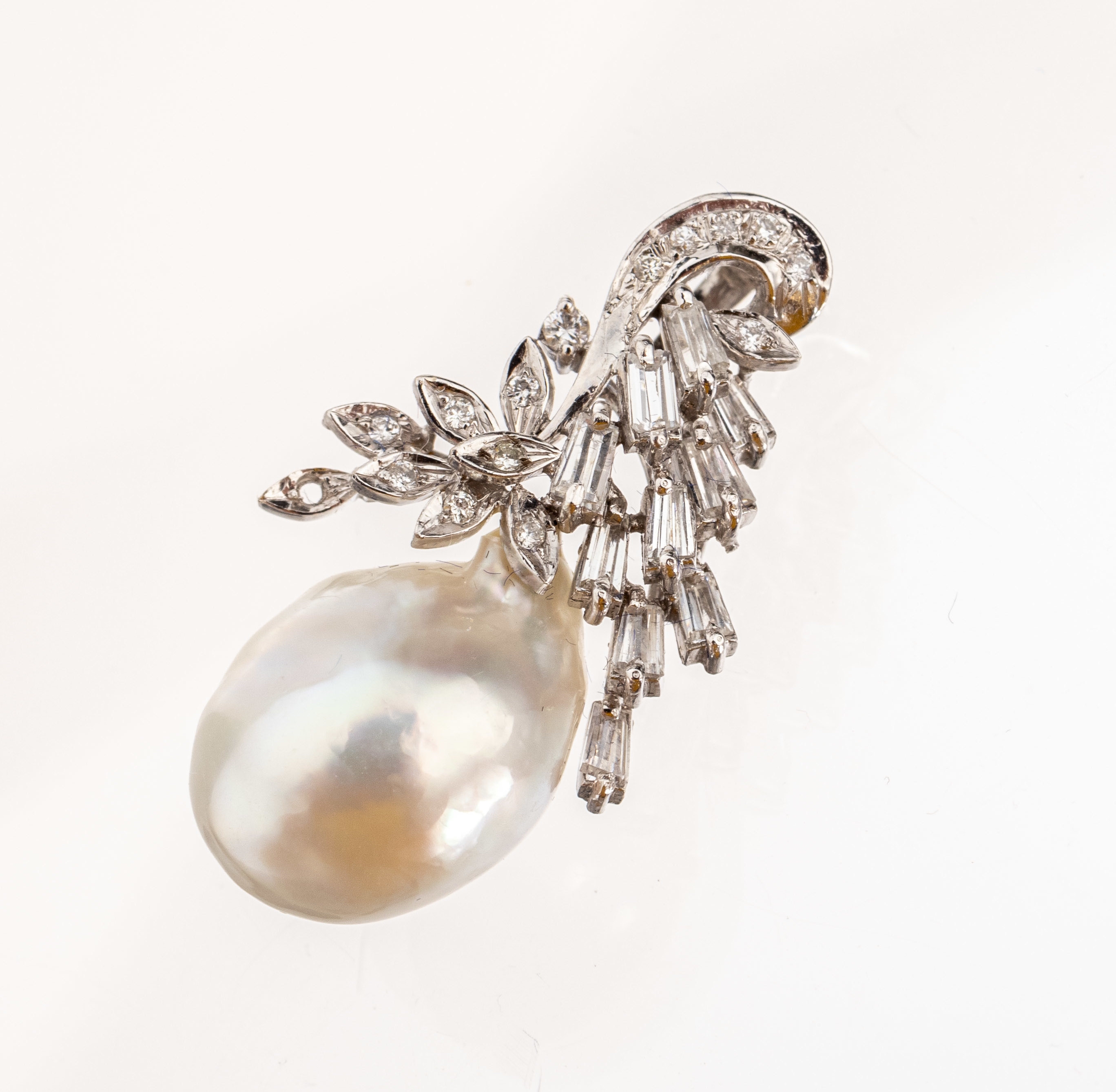 18 kt Gold Südseezuchtperl Diamant-Anhänger, WG 750/000, 23 Brillanten und Diamant- baguettes zus. ca. 0.60 ct Weiss/si-p, (1 Brillant fehlt), ...
