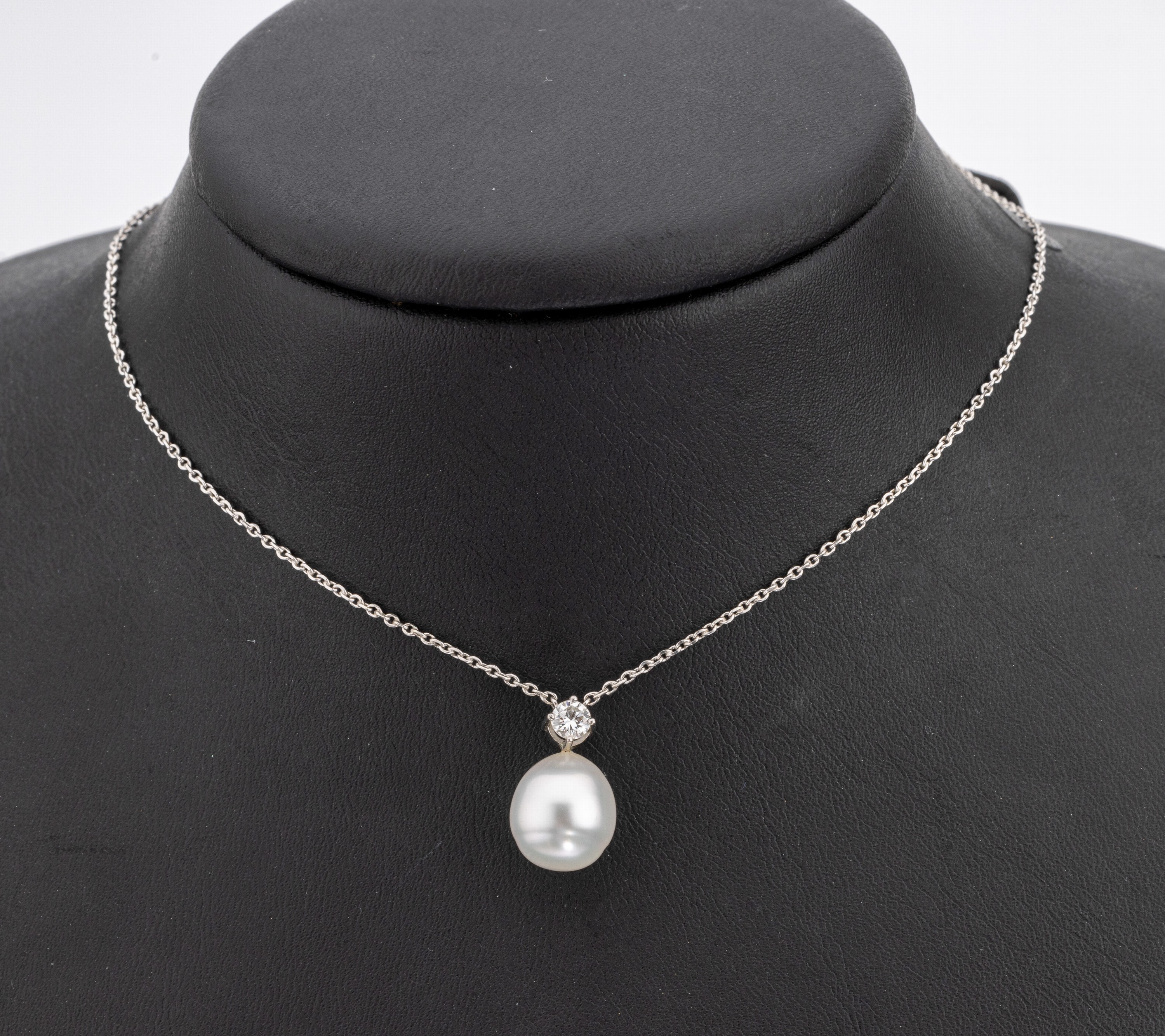 18 kt Gold Zuchtperl-Brillant-Collier, WG 750/000, weisse Südseezuchtperle, D. ca. 10.4 mm, Brillant ca. 0.15 ct Weiss/si, L. ca. 42 cm, ...