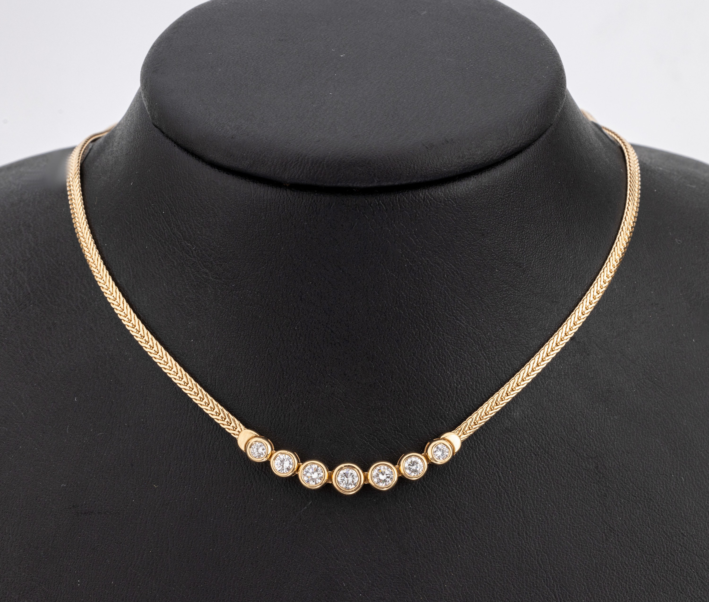 14 kt Gold Brillant Collier, GG 585/000, Mittelteil bes. mit 7 Brillanten zus. ca. 1.20ct feines Weiß-Weiß/vs-si, Kastenschloß mit ...
