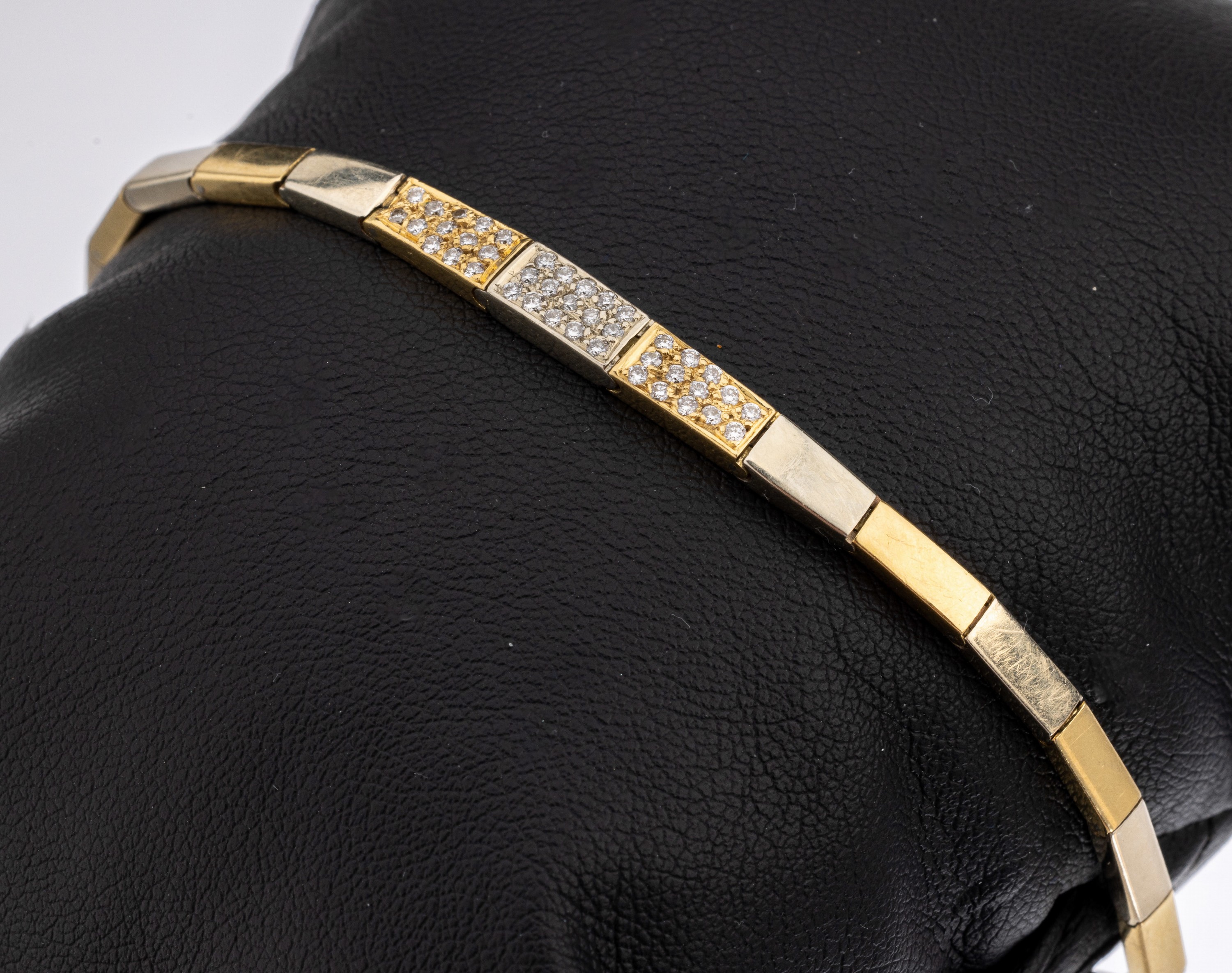 18 kt Gold Brillant Armband, GG/WG 750/000,Backsteinoptik, bes. mit 41 Brillanten zus. ca. 0.50 ct Weiß/si, ca. 11.2 g, Steckschloß mit ...