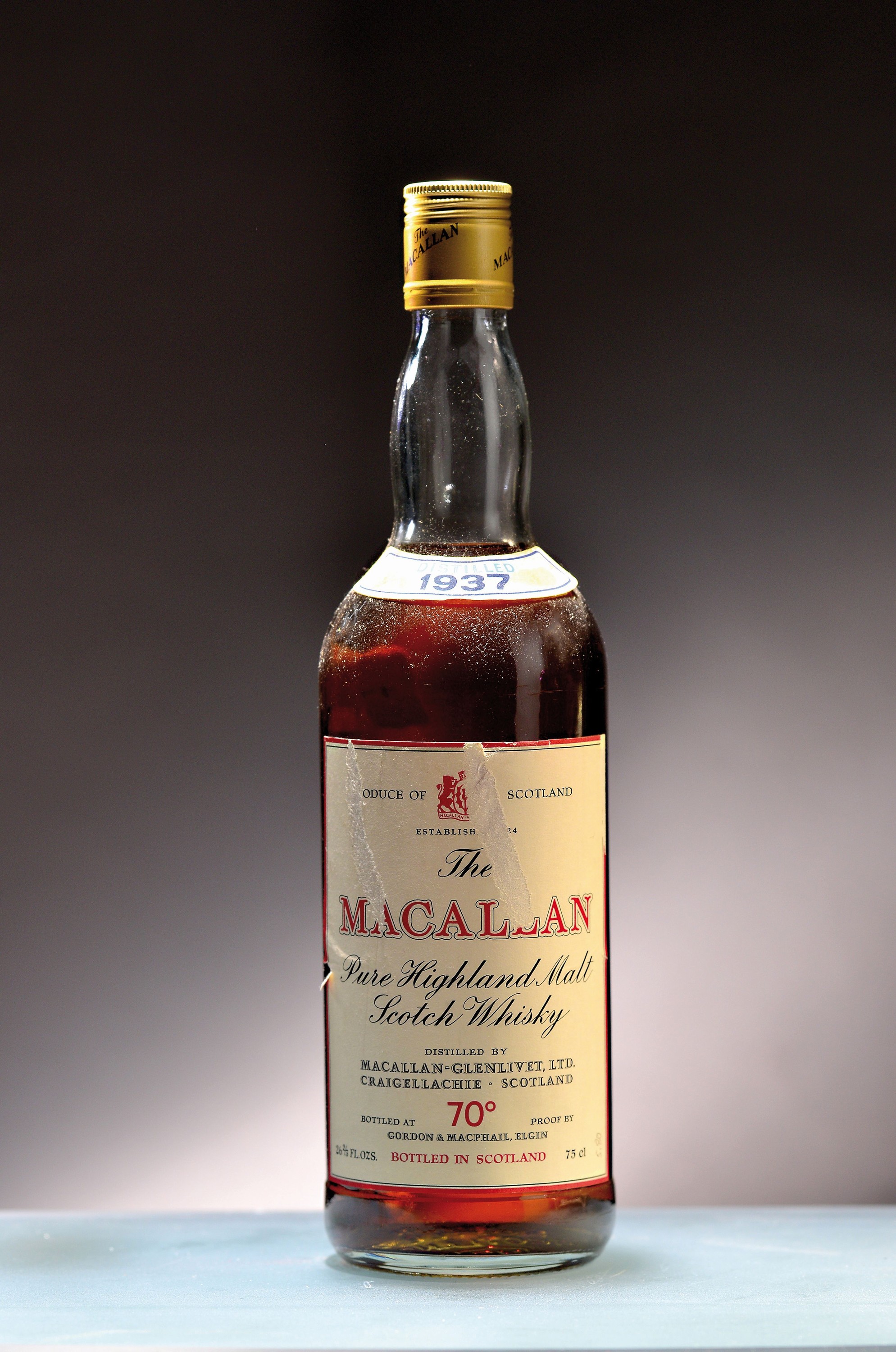 Detail a: Eine Flasche 1937 The Macallan-Glenlivet, Pure Highland Malt Scotch Whiskey, abgefüllt ca. 1970er-Jahre, Abfüller Gordon & MacPhail, ca. 75cl, ...
