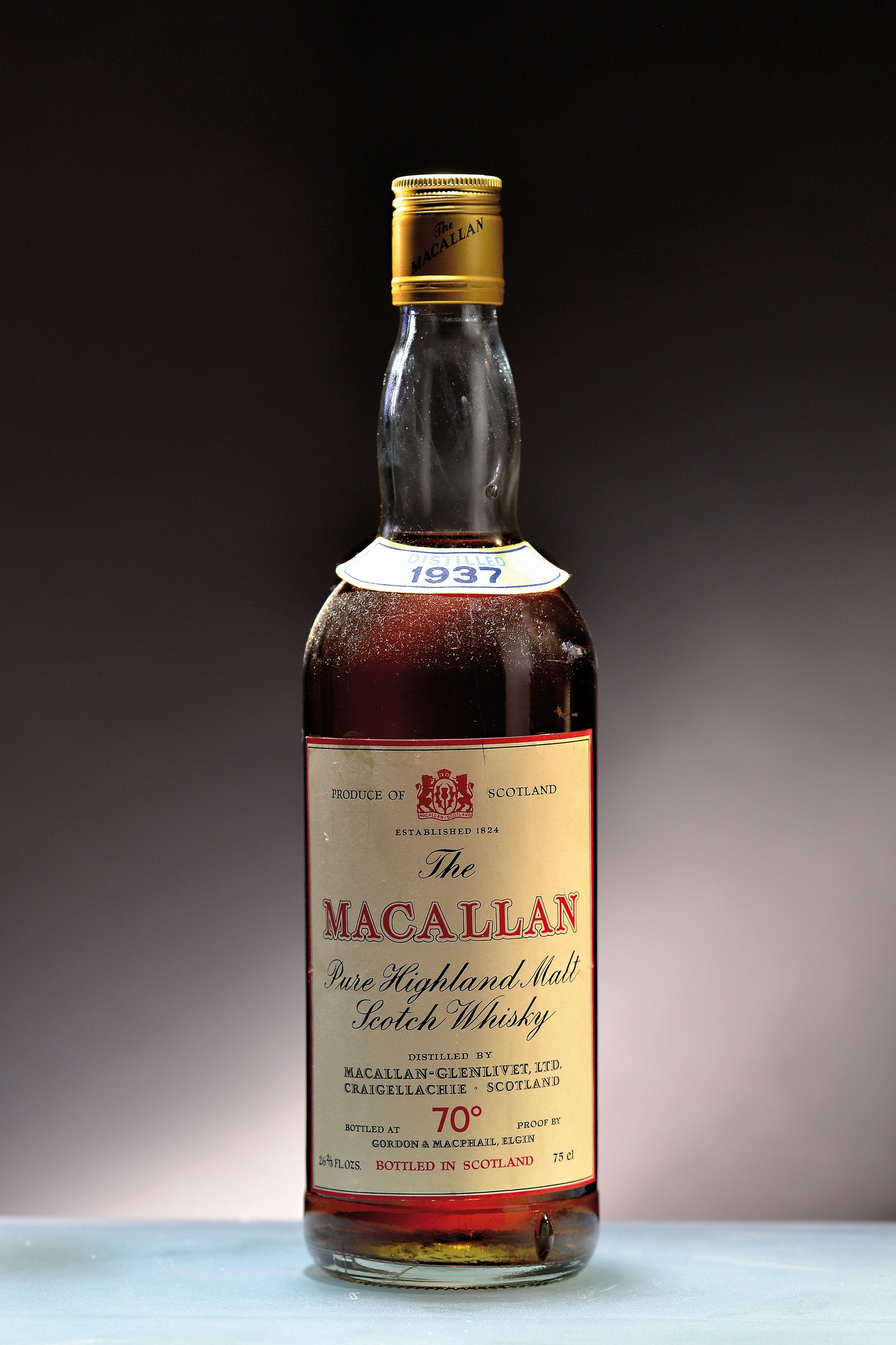 Detail a: 1 Flasche 1937 The Macallan-Glenlivet, Pure Highland Malt Scotch Whiskey, abgefüllt ca. 1979, Abfüller Gordon & MacPhail, Jahresetikett in blau, ...