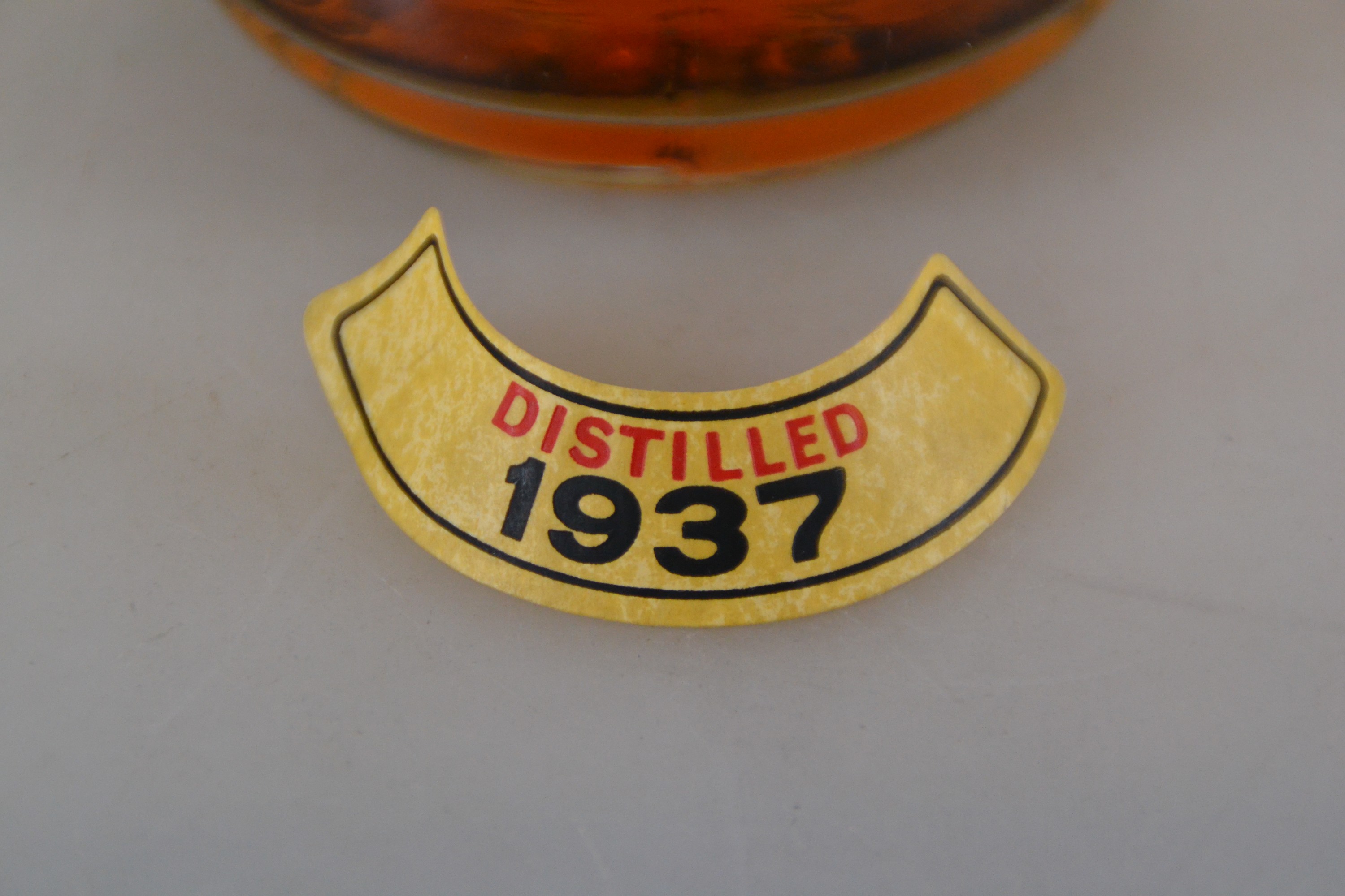 Detail e: 1 Flasche 1937 The Macallan-Glenlivet, Pure Highland Malt Scotch Whiskey, abgefüllt ca. 1977, Abfüller Gordon & MacPhail, Jahresetikett in ...