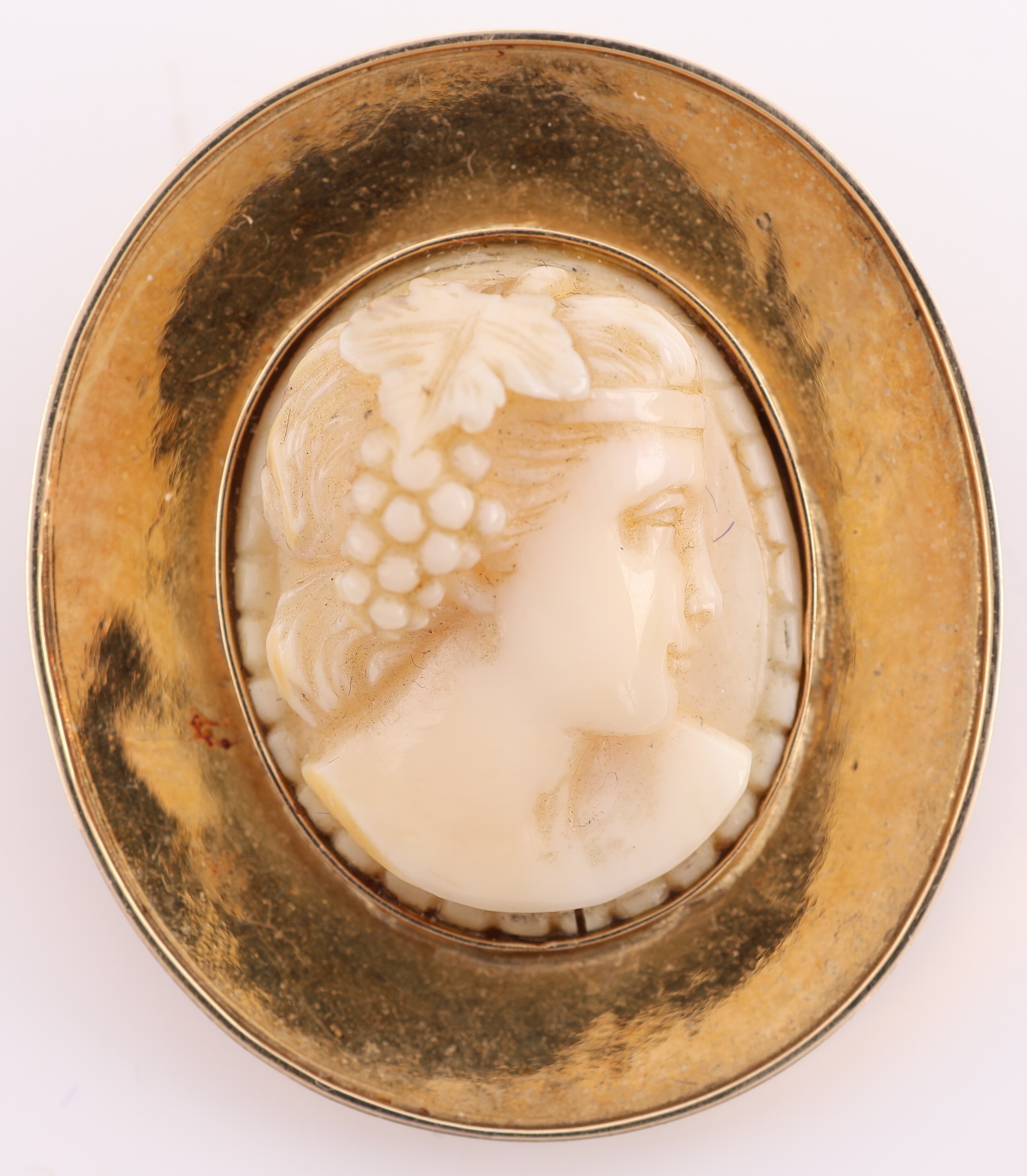 Detail b: 14 kt Gold Kamee Brosche, GG 585/000 gepr.,um 1900, Kamee Bein, geschnittenes Portrait einer Bacchantin mit Weintrauben im Haar, Rahmen GG 585/000, ...
