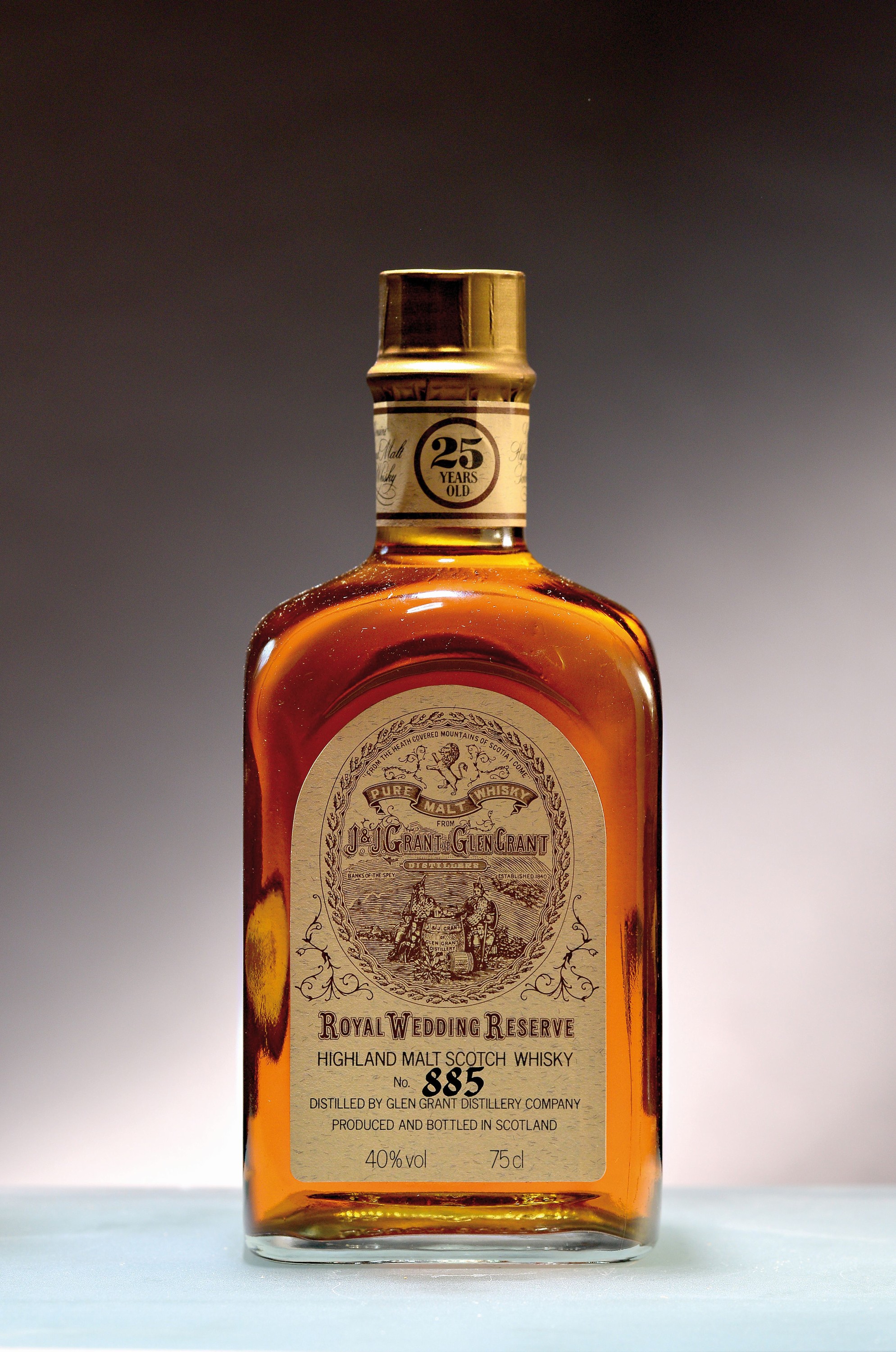 1 Flasche Glen Grant Royal Wedding Reserve, 25 Jahre alt, Single Malt, Flasche No. 885, abgefüllt in den 1980er-Jahren, ca. 75cl, 40%Vol., Into ...