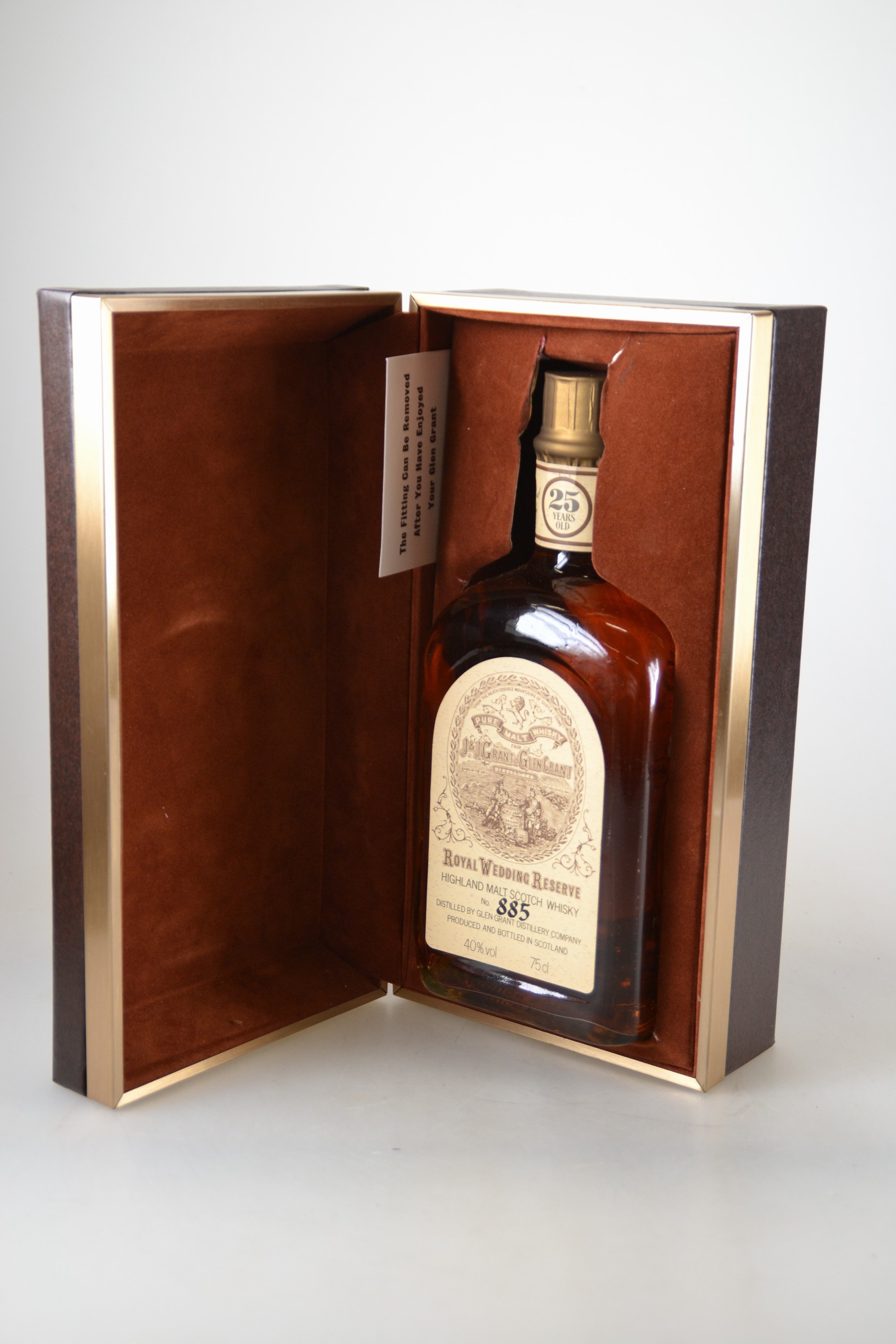 Detail a: 1 Flasche Glen Grant Royal Wedding Reserve, 25 Jahre alt, Single Malt, Flasche No. 885, abgefüllt in den 1980er-Jahren, ca. 75cl, 40%Vol., Into ...
