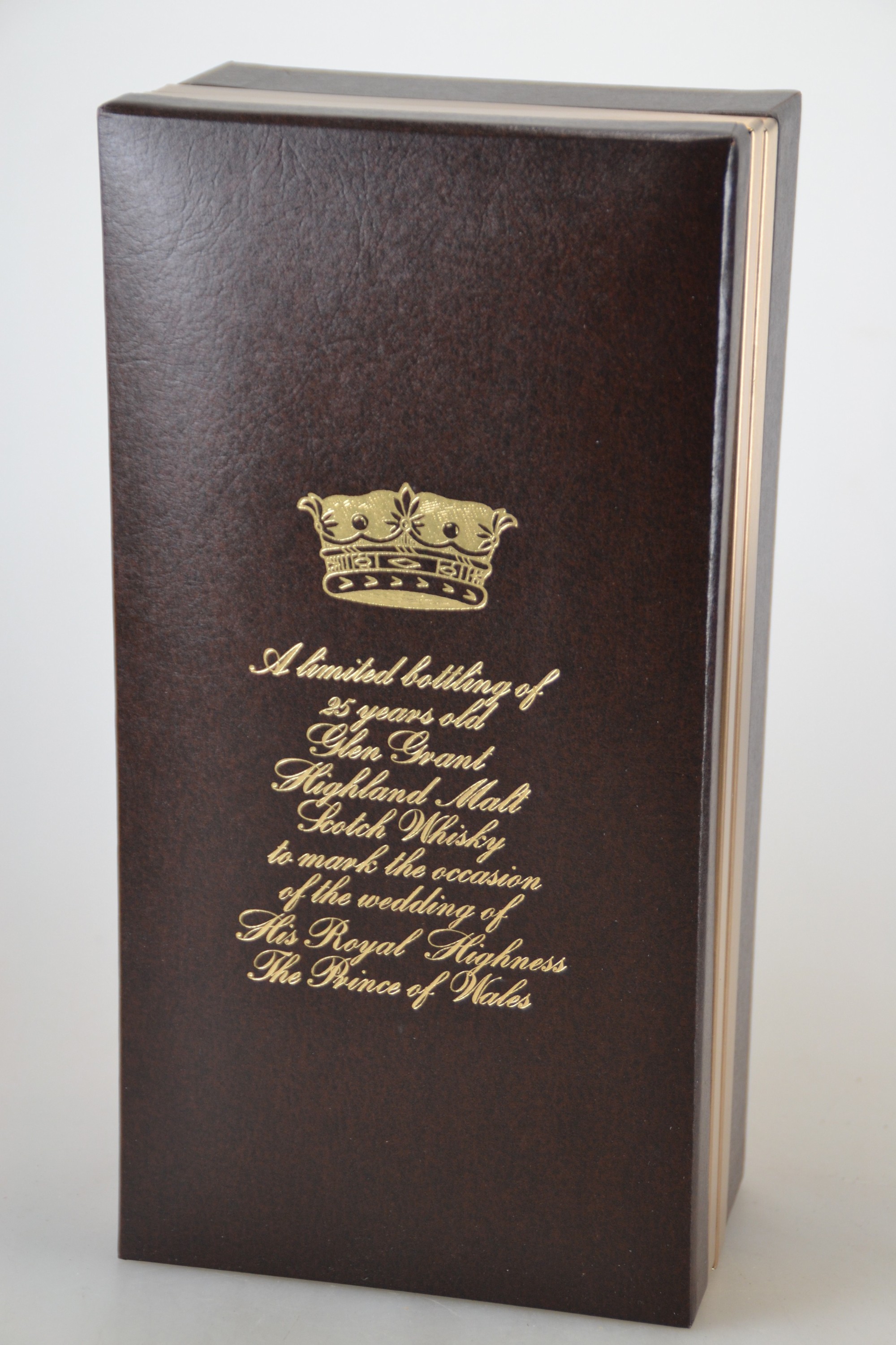 Detail b: 1 Flasche Glen Grant Royal Wedding Reserve, 25 Jahre alt, Single Malt, Flasche No. 885, abgefüllt in den 1980er-Jahren, ca. 75cl, 40%Vol., Into ...