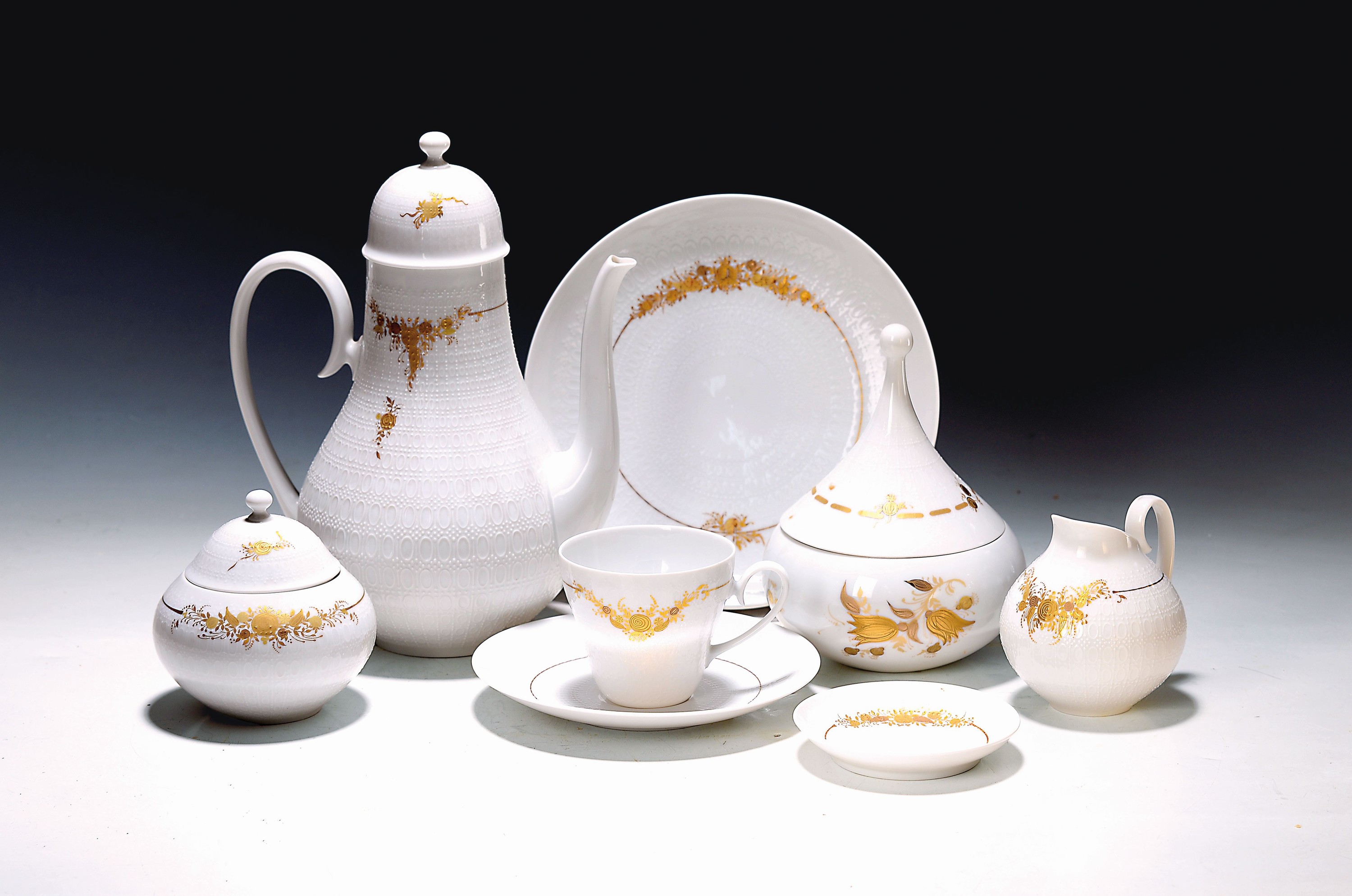 Kaffeeservice, Romanze in gold, Rosenthal, Entw. Björn Wiinblad, Porzellan, Goldstaffage, 11 Kaffeetassen (7 kl u. 4 gr.) mit 14 UT, 12 ...