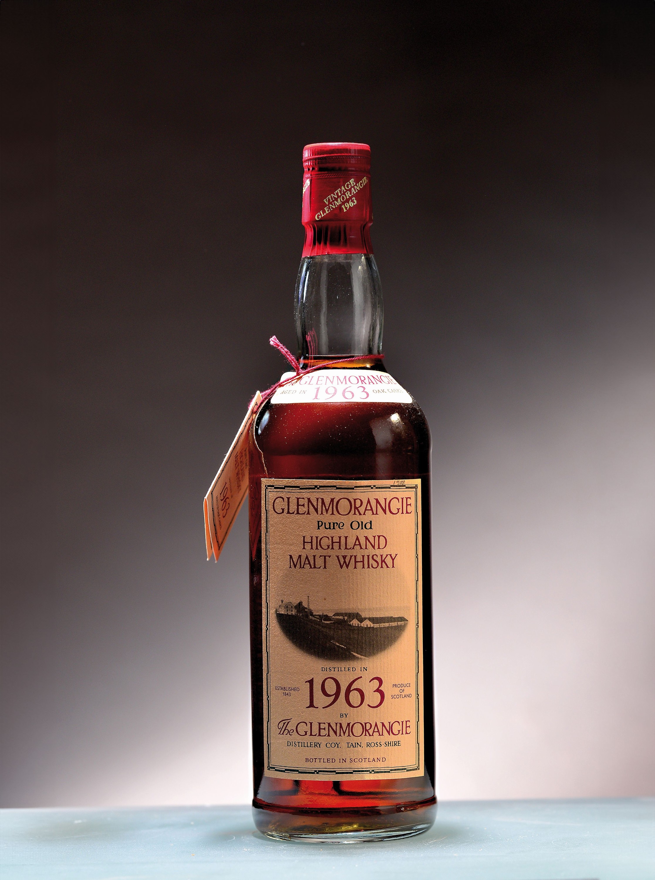 1 Flasche 1963 Glenmorangie Pure Old Highland Malt Whisky, 22 Jahre gereift, 1988 abgefüllt, ca. 75cl, 43%Vol., Into Neck, in G&M Karton