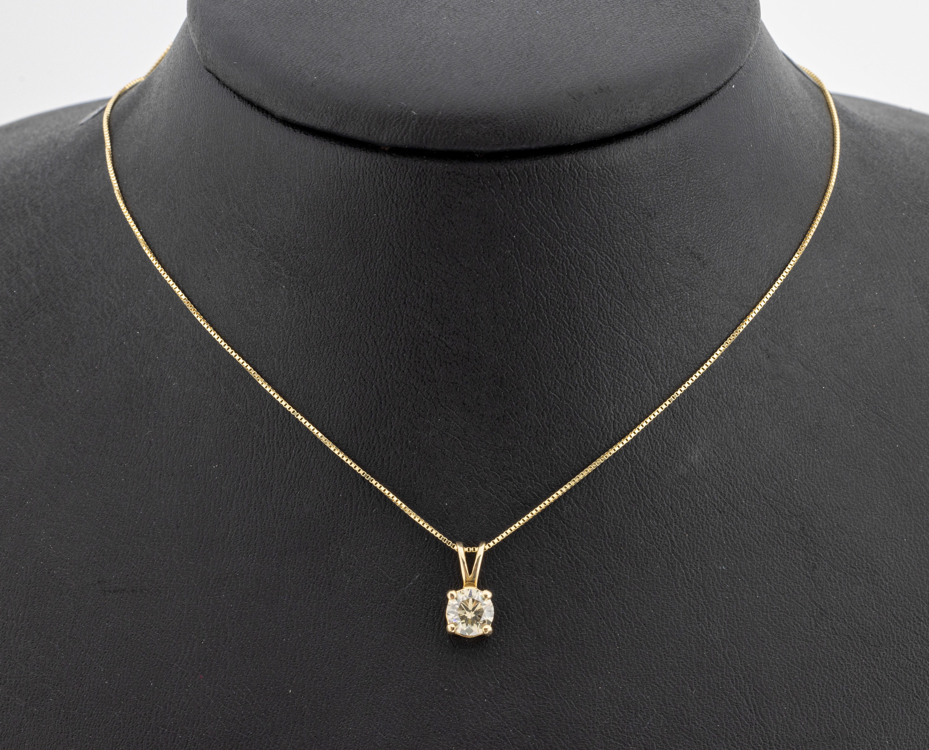 14 kt Gold Brillant-Anhänger, GG 585/000, Brillant ca. 0.82 ct Fancy Light/si3, (grayishgreenish Yellow), an Kette, L. ca. 42 cm, ...