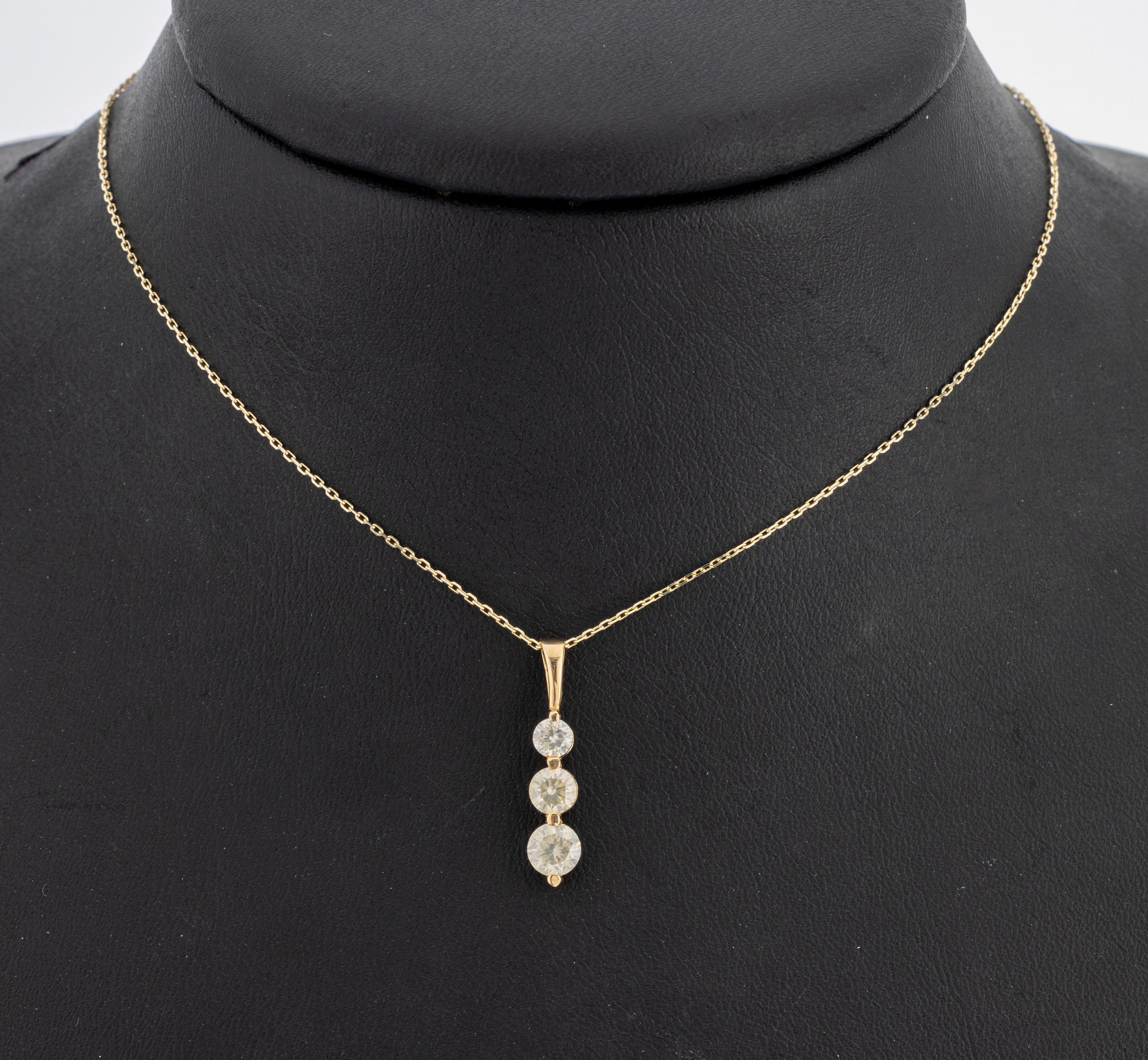 14 kt Gold Brillant-Anhänger, GG 585/000, 3 Brillanten ca. 0.96 ct get.Weiß-get.(J-M)/ p1-3, an Kette, L. ca. 42 cm, Federring- schließe, AIG ...