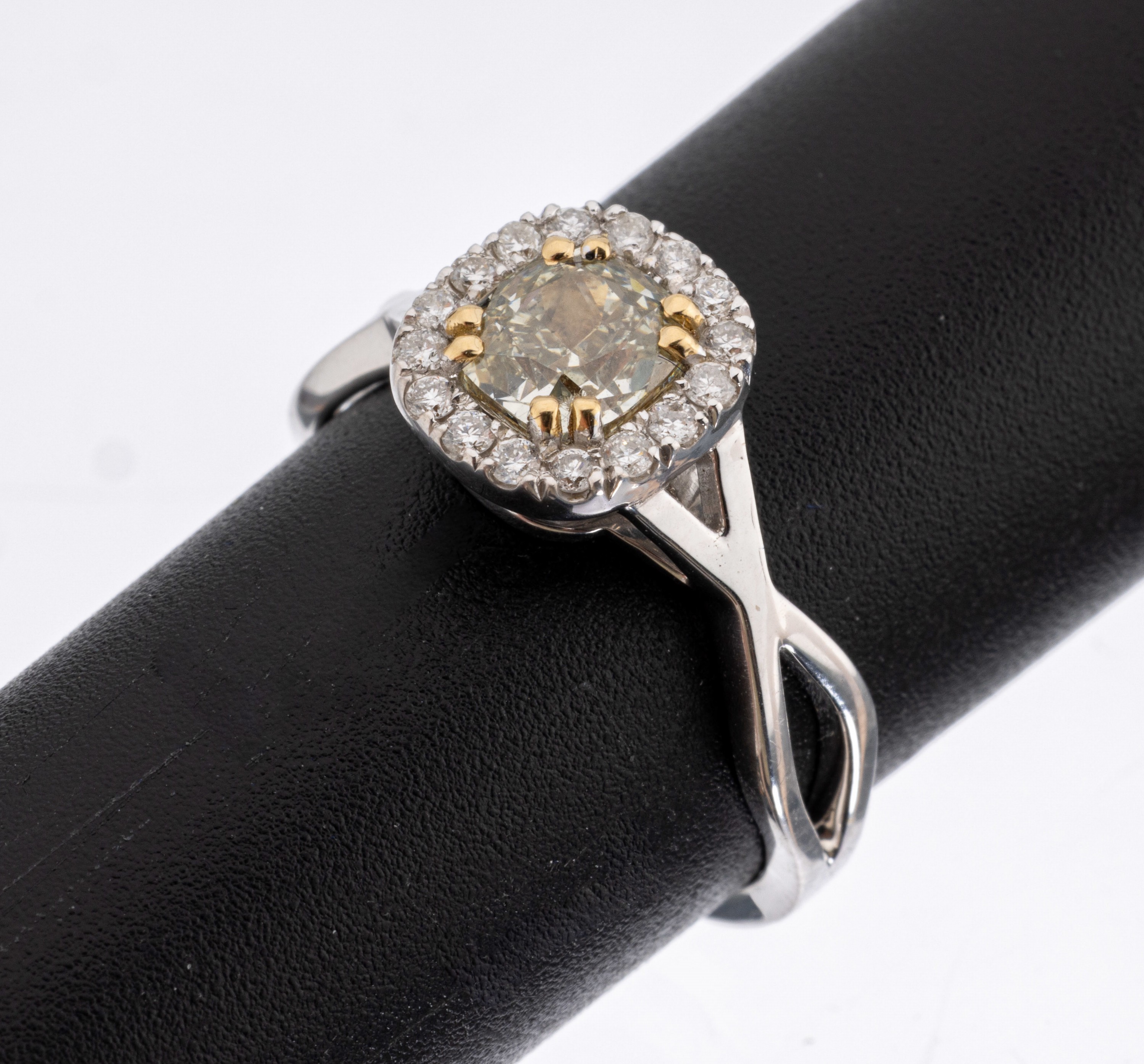 18 kt Gold Diamant-Ring, WG 750/000, Diamant im Kissenschliff ca. 1.00 ct Fancy Light Yellow/vs2, umgeben von 16 Brillanten zus. ca. 0.16 ct ...