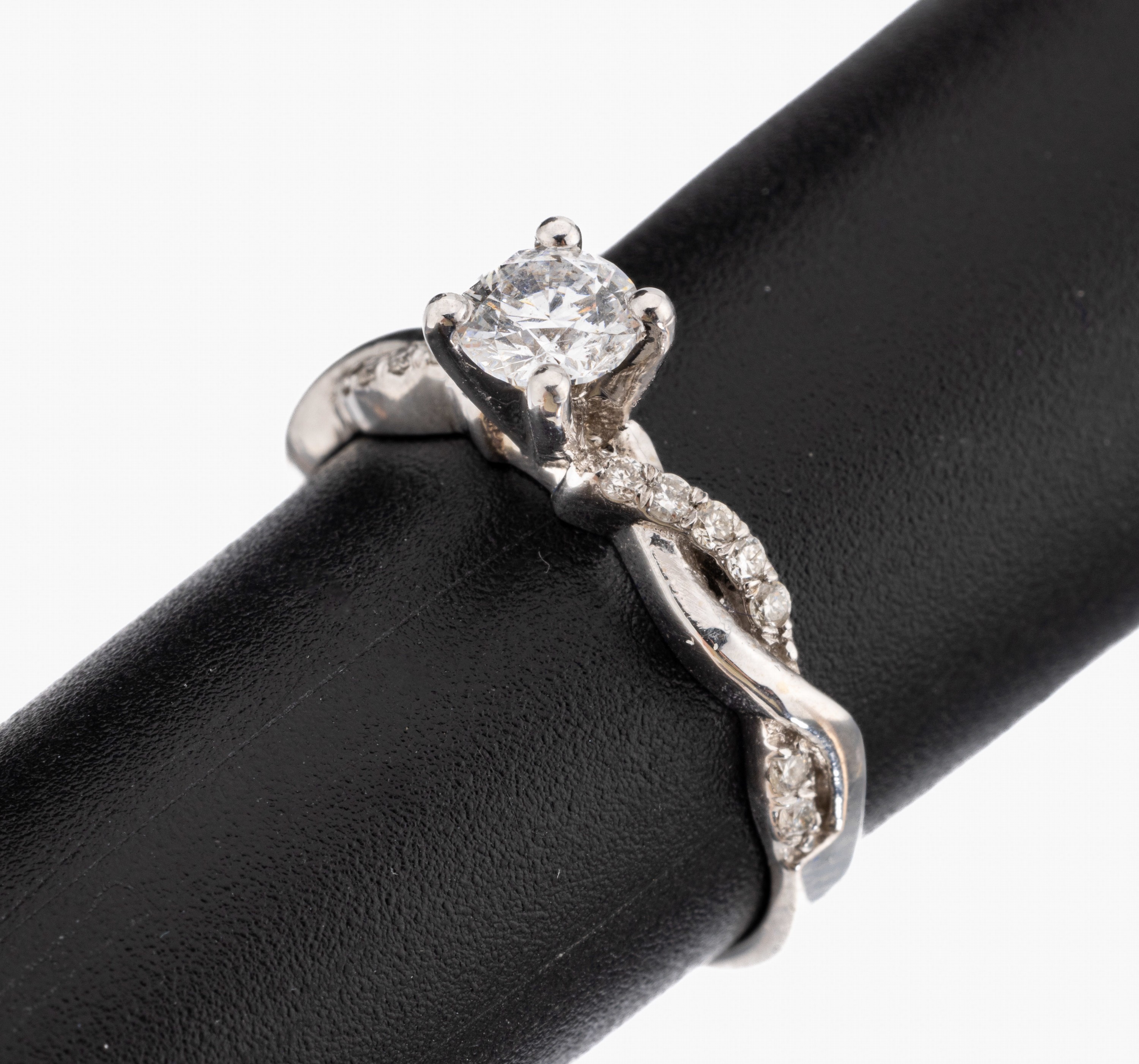 14 kt Gold Brillant-Ring, WG 585/000, mittiger Brillant ca. 0.42 ct hochfeines Weiß(D)/p1, seitl. 14 Brillanten zus. ca. 0.14 ct ...