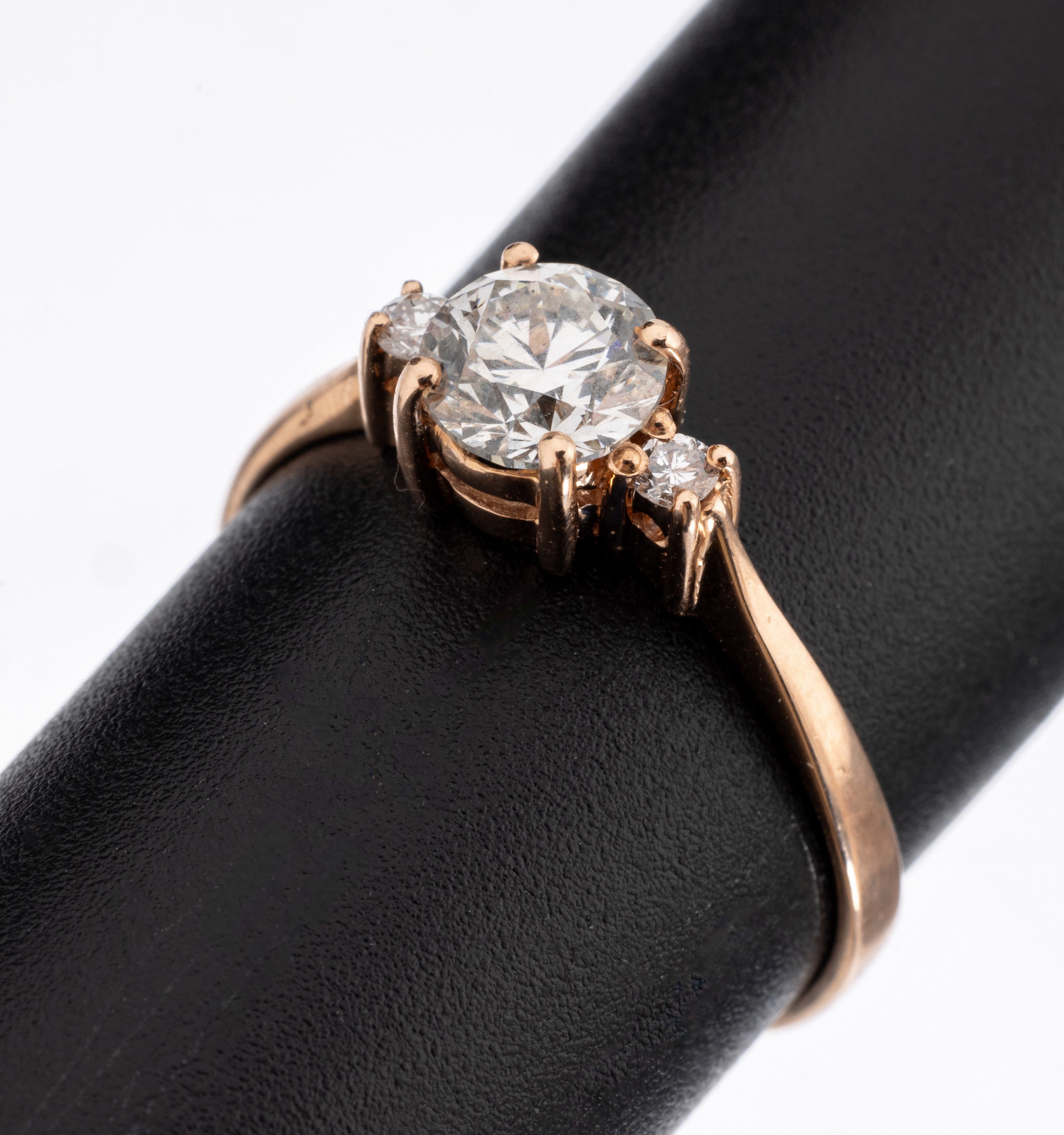 14 kt Gold Brillant-Ring, RoseG 585/000, Brillant ca. 0.82 ct feines Weiß(F)/vs2, seitl. 2 Brillanten zus. ca. 0.08 hochfeines Weiß(D)/si, RW 57, ...