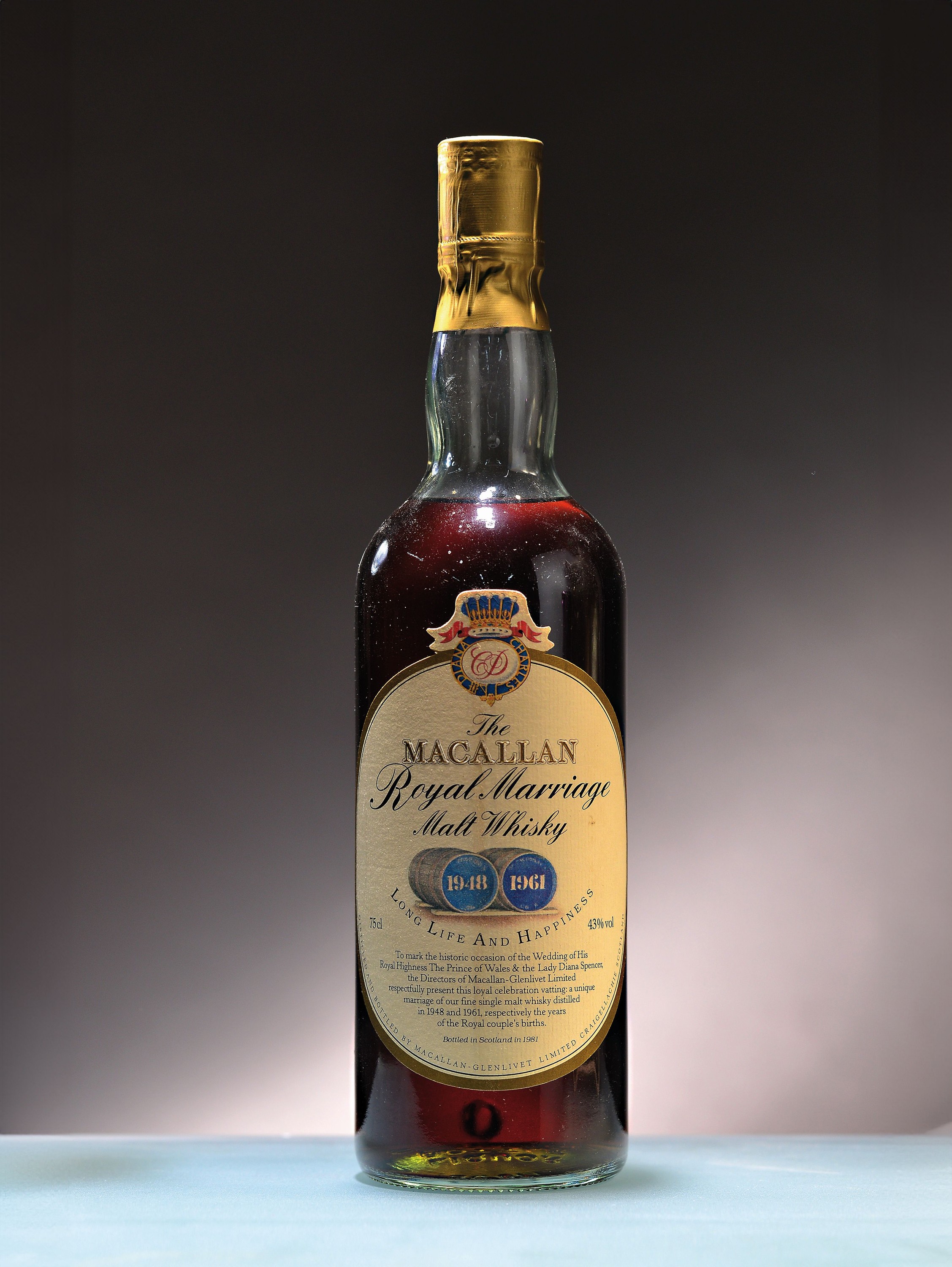 Eine Flasche 1948/1961 The Macallan Royal Marriage Malt Whisky, "Long Life and Happiness", abgefüllt 1981 anlässlich der Hochzeit des ...