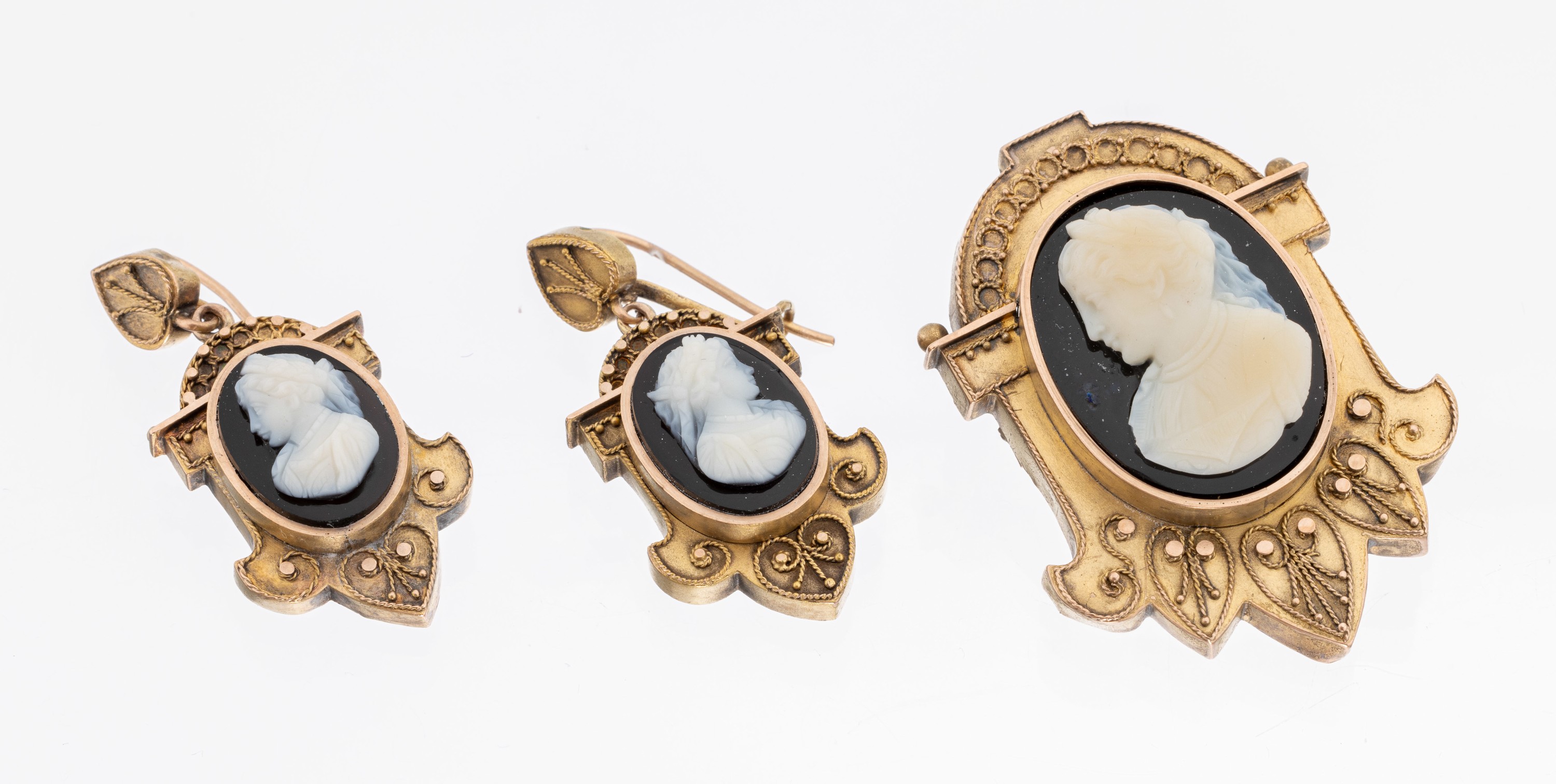 14 kt Gold Kamee-Schmuckset, GG 585/000 gepr., um 1900, best. aus: Brosche/Anhänger und 1 Paar Ohrhänger, jew. mit Muschelkamee, Darstellung einer ...