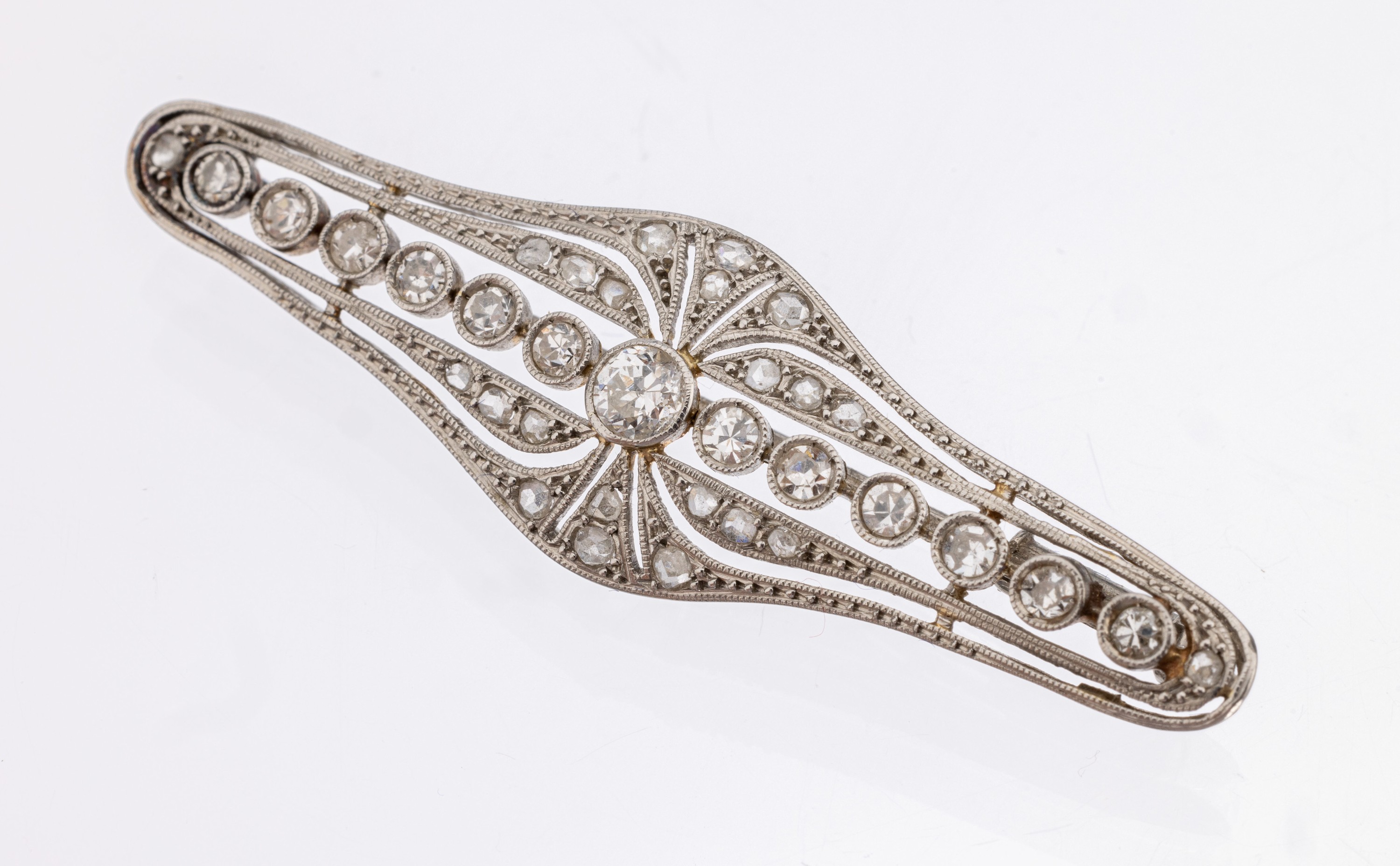 Platin Diamant-Brosche, um 1900, Pt gepr., länglich, durchbrochen gearbeitet, feine Millegriffverzierung, 35 Altschliffdiamanten, 8/8-Diamanten und ...