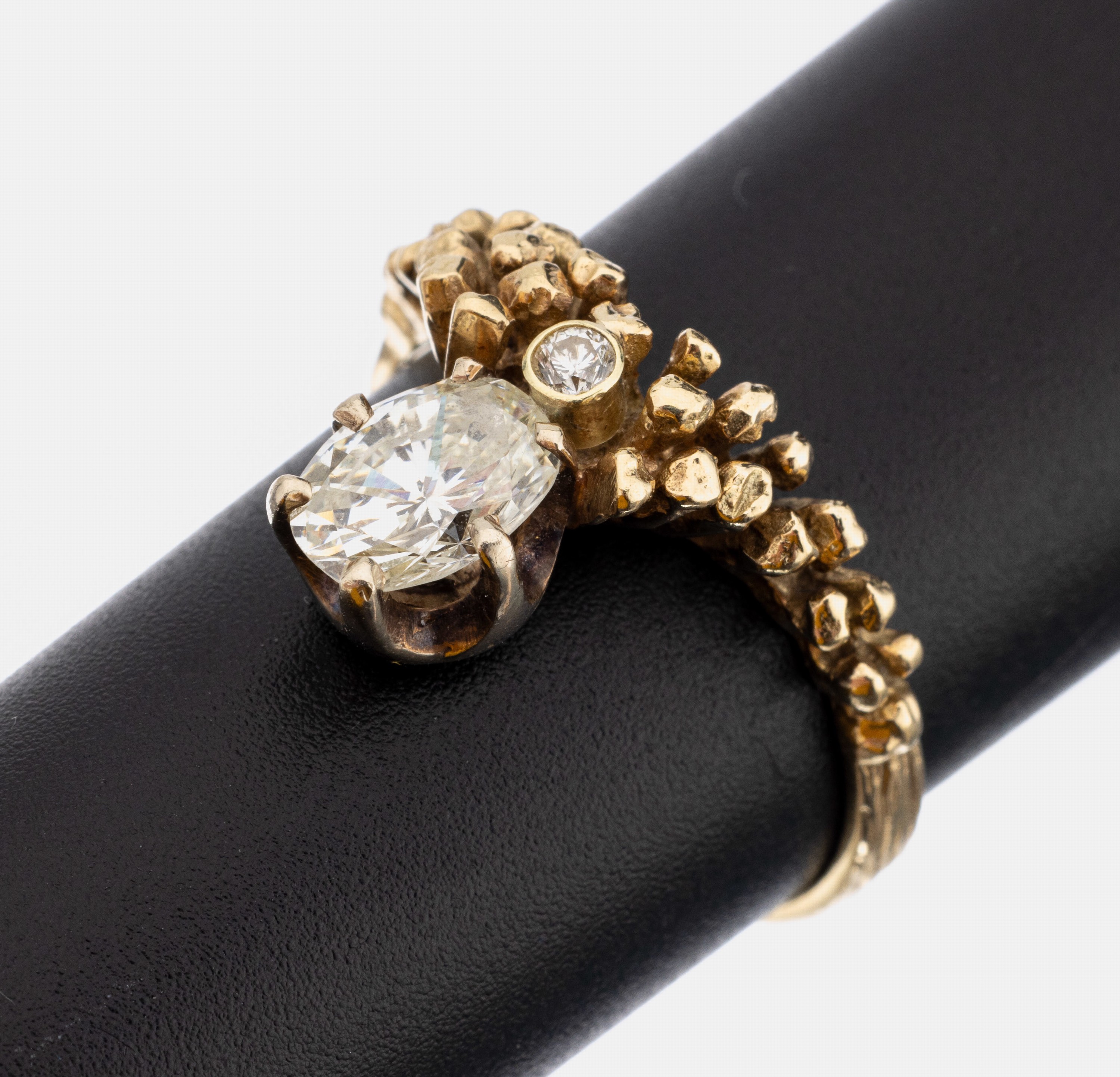 14 kt Gold Diamant-Ring, GG/WG 585/000, abstrakte Gestaltung, 1 in WG gefasster ovalfacett. Diamant ca. 1.0 ct l.get.Weiß/si, 1 Brillant ca. 0.05 ...