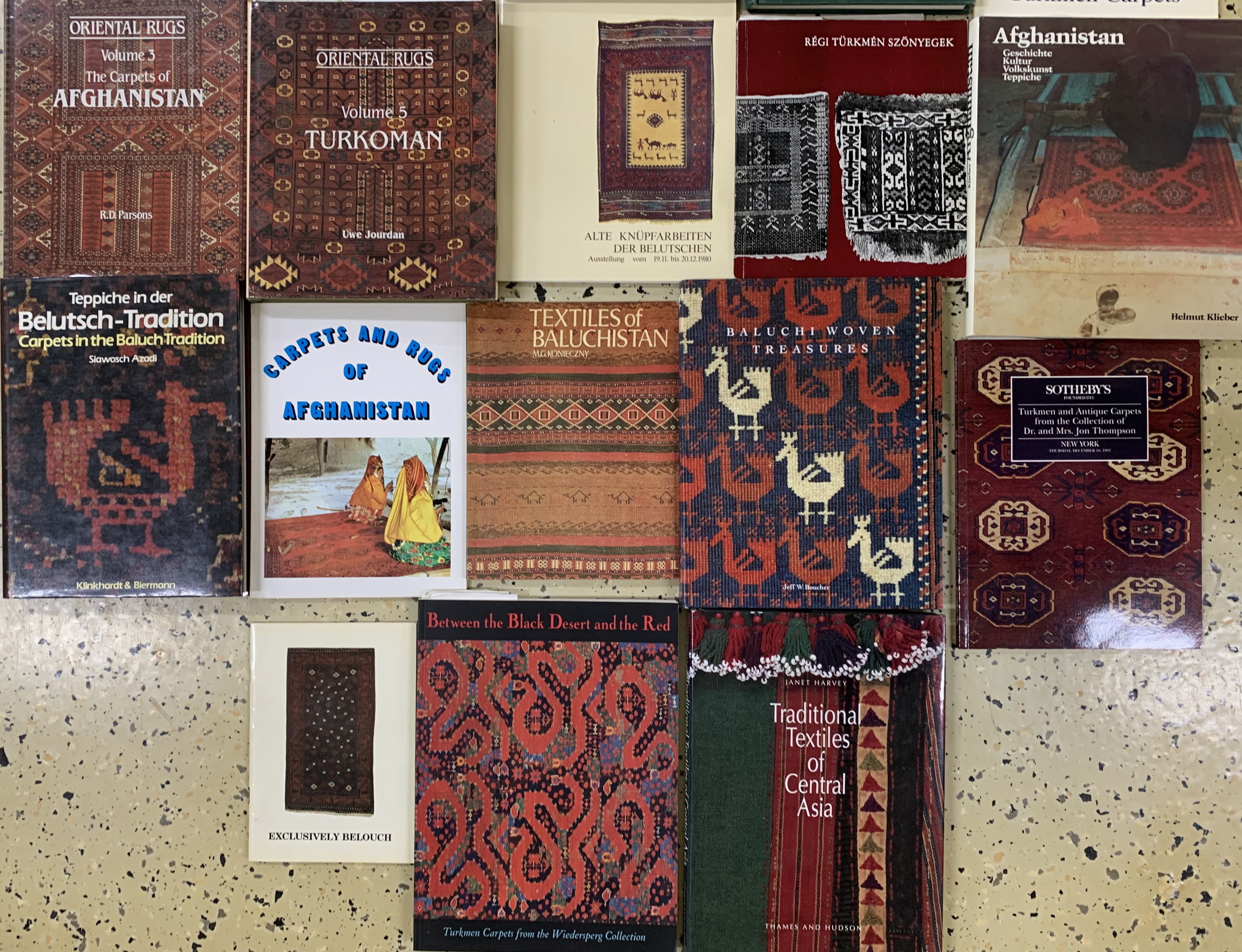 Detail b: 28 Positionen, Teppichliteratur (Turkmenen & Afghanen)