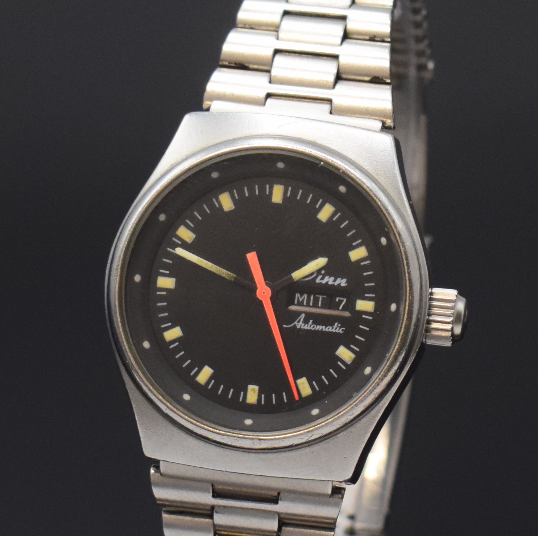 Detail a: SINN seltene kleine Armbanduhr in Stahl, Schweiz um 1990, Automatik, orig. Gliederband inkl. Faltschl., Boden m. Gravur u. Krone verschr., schwarzes ...