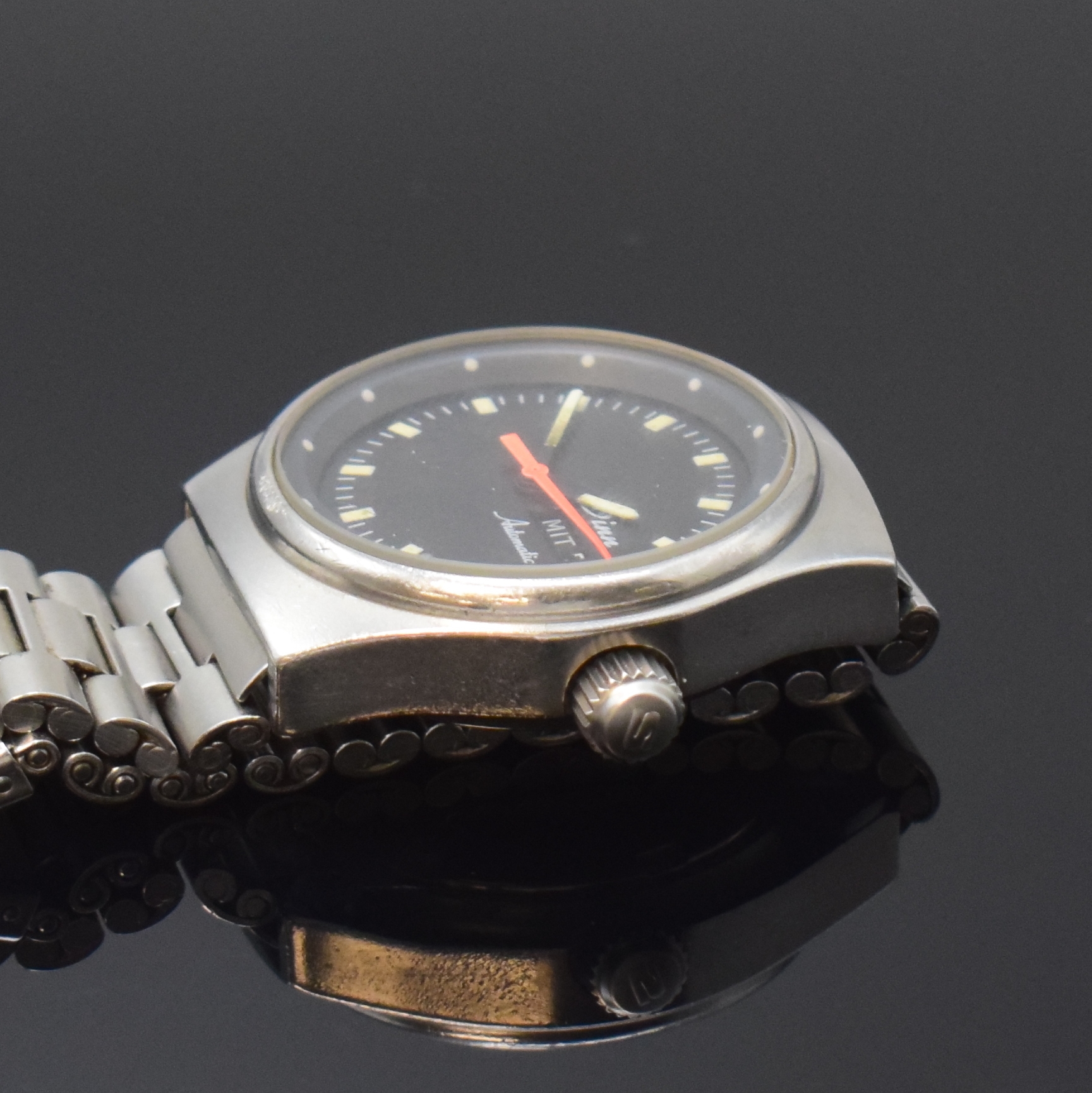 Detail c: SINN seltene kleine Armbanduhr in Stahl, Schweiz um 1990, Automatik, orig. Gliederband inkl. Faltschl., Boden m. Gravur u. Krone verschr., schwarzes ...