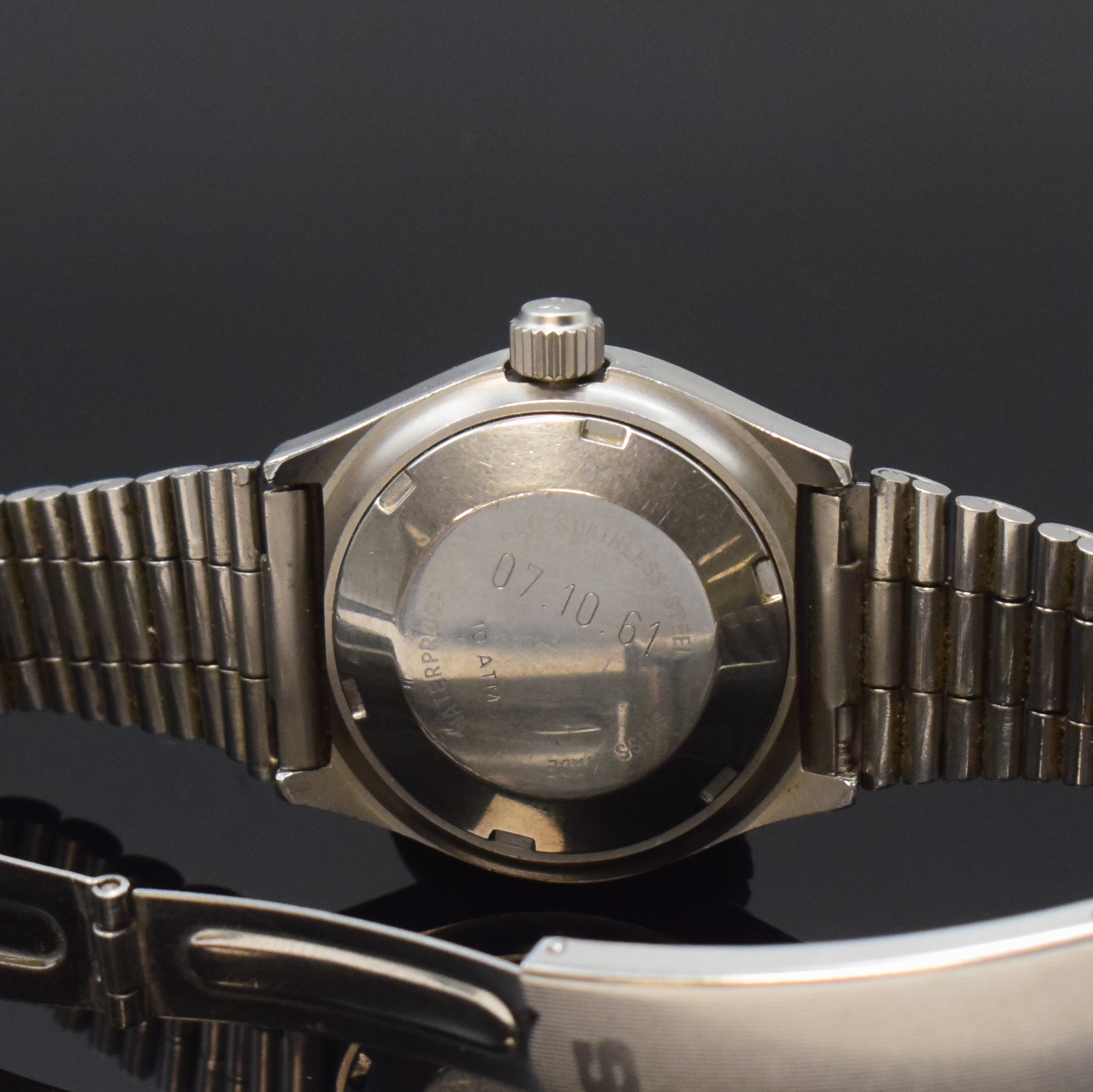 Detail d: SINN seltene kleine Armbanduhr in Stahl, Schweiz um 1990, Automatik, orig. Gliederband inkl. Faltschl., Boden m. Gravur u. Krone verschr., schwarzes ...
